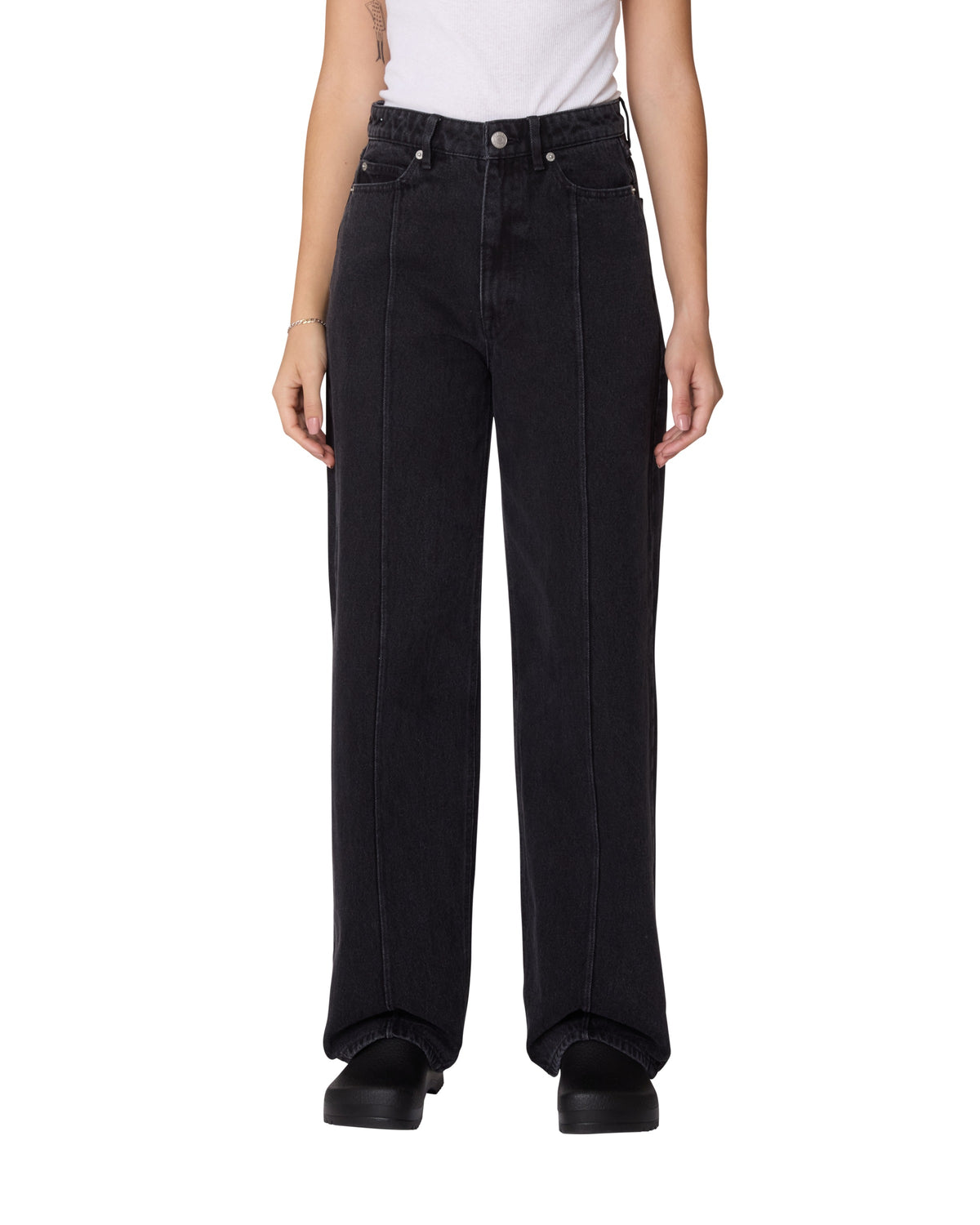 Obey – Relaxed wide denim – Faded black, portée, vue de face