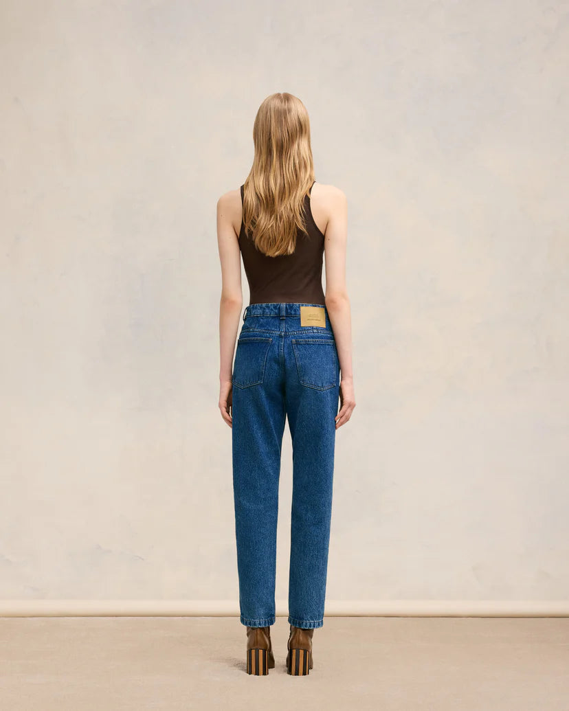 AW24-AMI-PARIS-UNISEXE-JEANS-CLASSIC-FIT-BLEU-COTON-DURABLE-CONFORTABLE-ELEGANT-URBAIN-MODE-QUOTIDIEN-STYLE-CLASSIQUE-VETEMENT-CASUAL-PREMIUM-INDEMODABLE