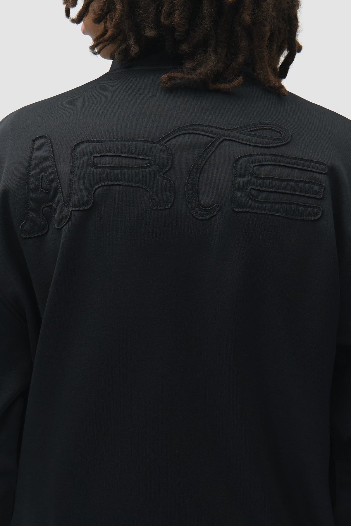 Arte Antwerp Polyform Track Jacket noire — détail logo dos et matière