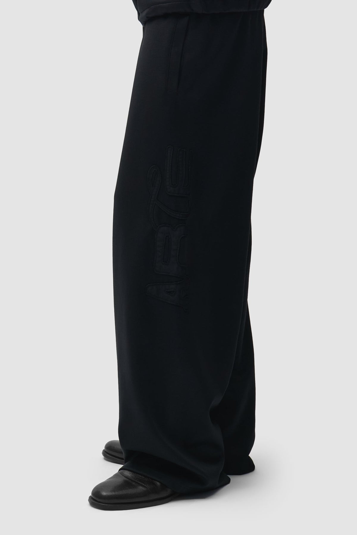 Arte Antwerp Polyform Track Pants noires — lookbook face
