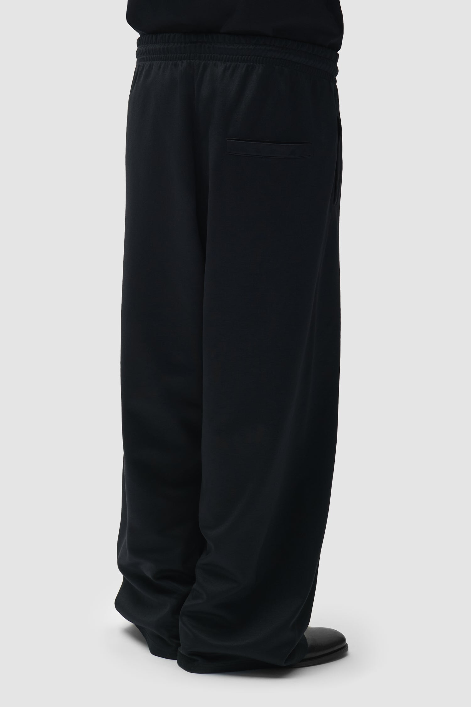 Arte Antwerp Polyform Track Pants noires — lookbook dos