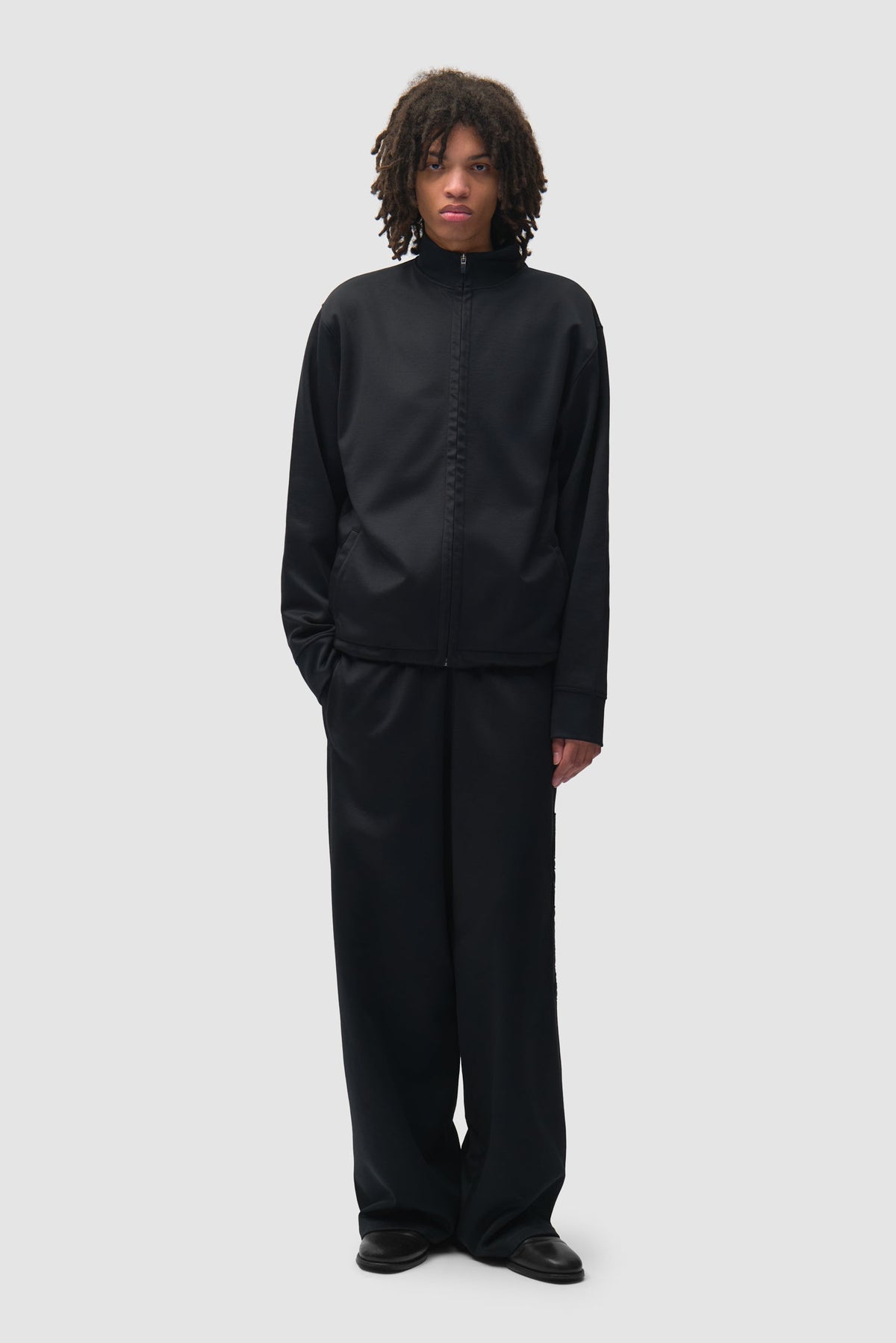 Arte Antwerp Polyform Track Pants noires — lookbook face entier