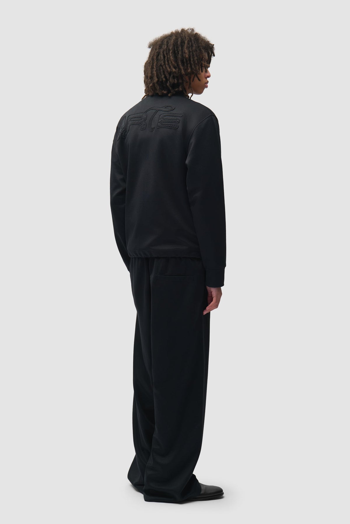 Arte Antwerp Polyform Track Pants noires — lookbook dos entier