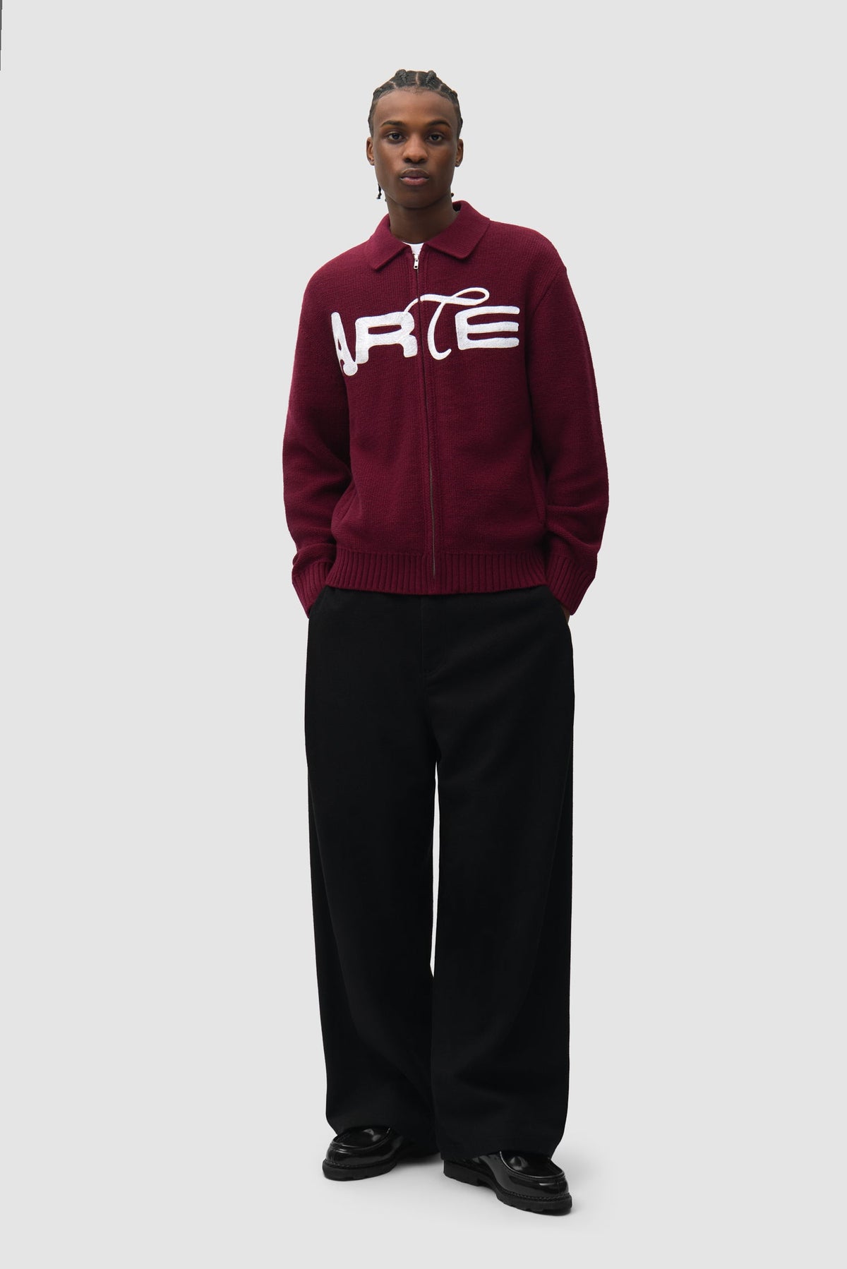 Arte Antwerp Stencil Zip Cardigan bordeaux — lookbook face entier