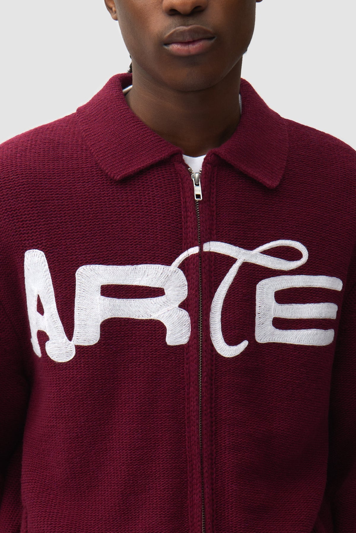 Arte Antwerp Stencil Zip Cardigan bordeaux — détail logo et zip