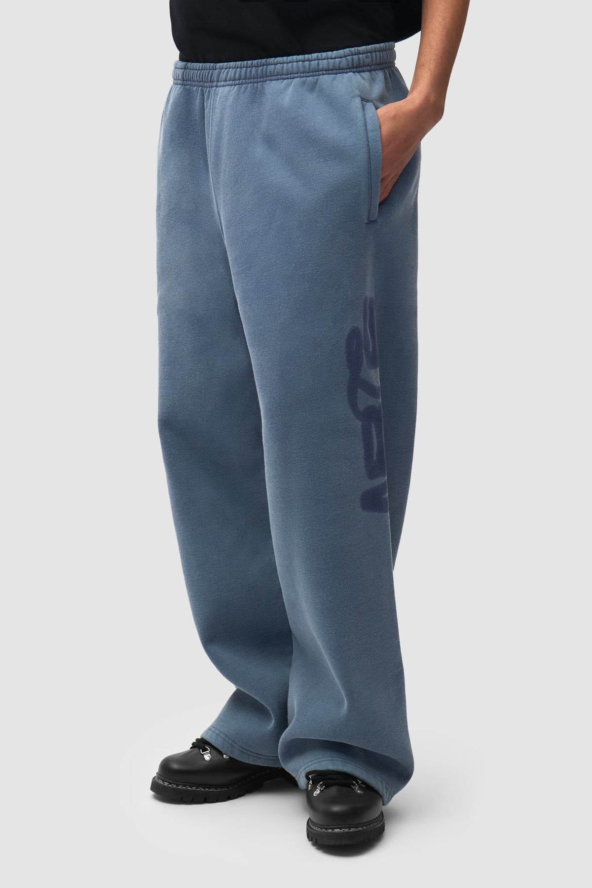 Arte Antwerp Sunfade Stencil Ease Sweatpants bleu marine — lookbook dos