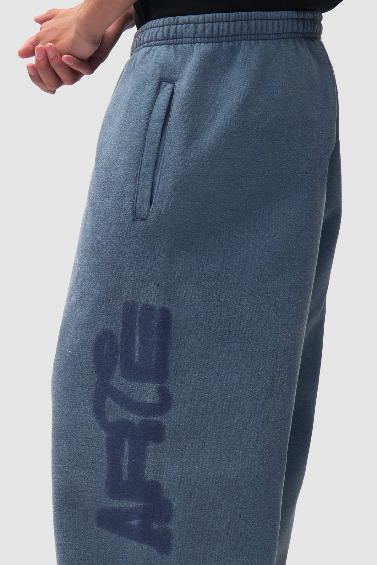 Arte Antwerp Sunfade Stencil Ease Sweatpants bleu marine — détail logo stencil