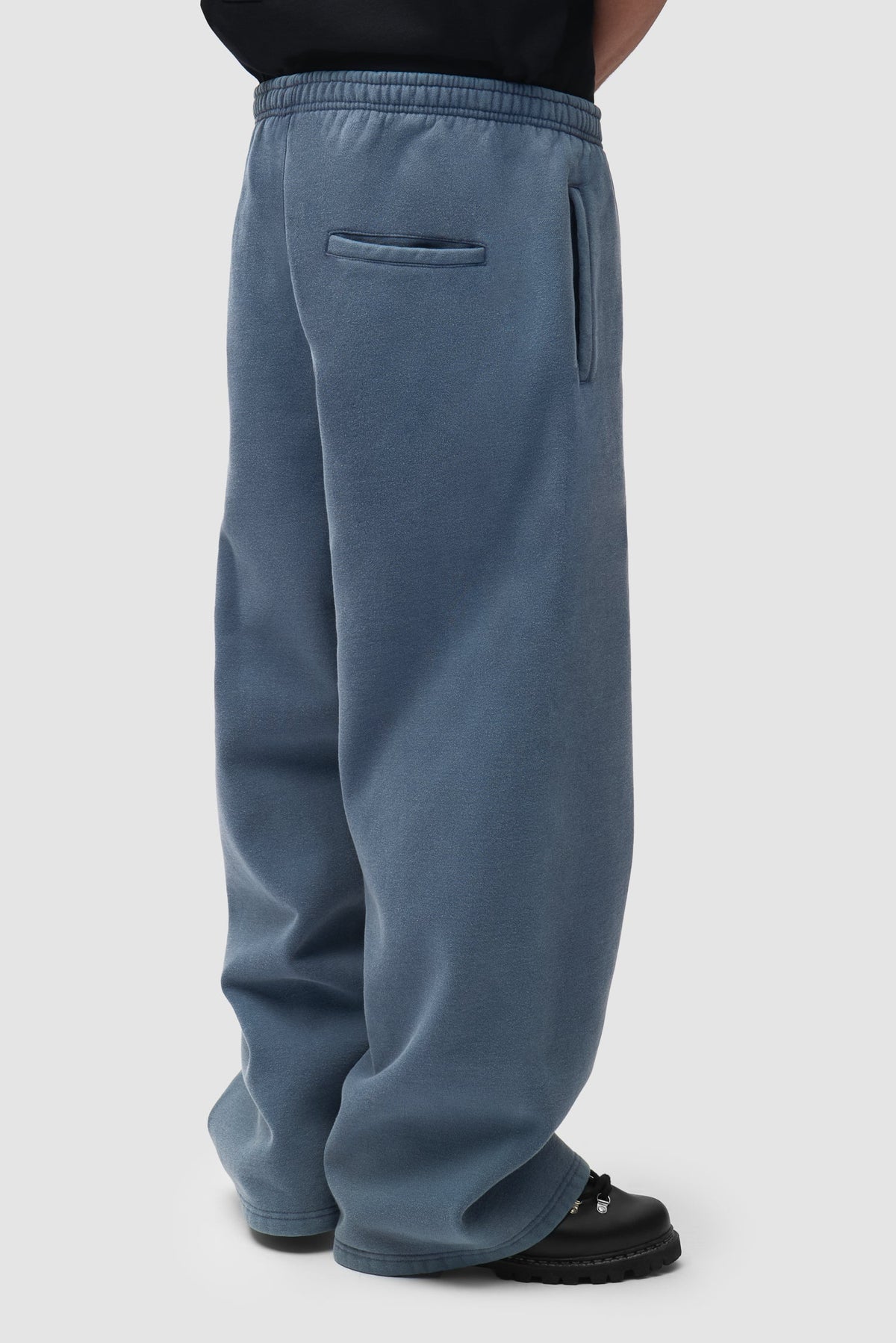 Arte Antwerp Sunfade Stencil Ease Sweatpants bleu marine — lookbook face entier
