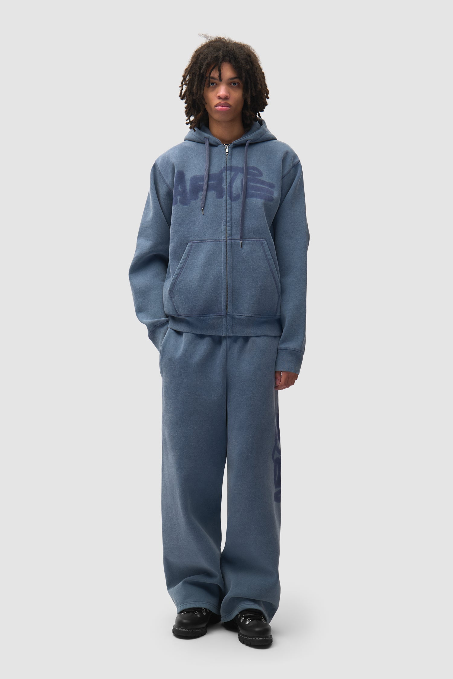 Arte Antwerp Stencil Sunfade Zip Hoodie bleu marine — lookbook face entier