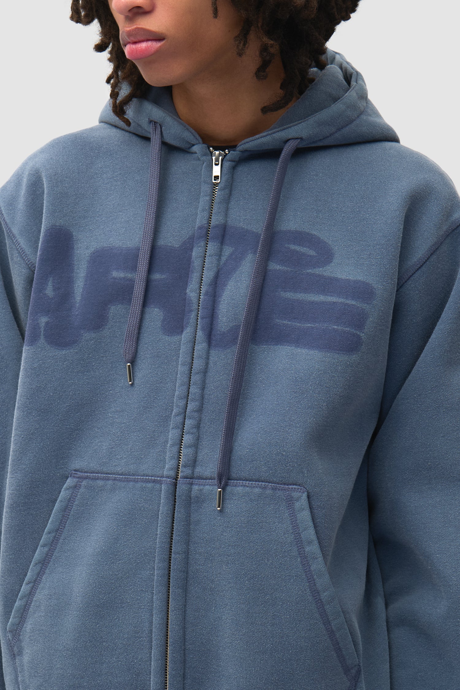 Arte Antwerp Stencil Sunfade Zip Hoodie bleu marine — détail logo stencil