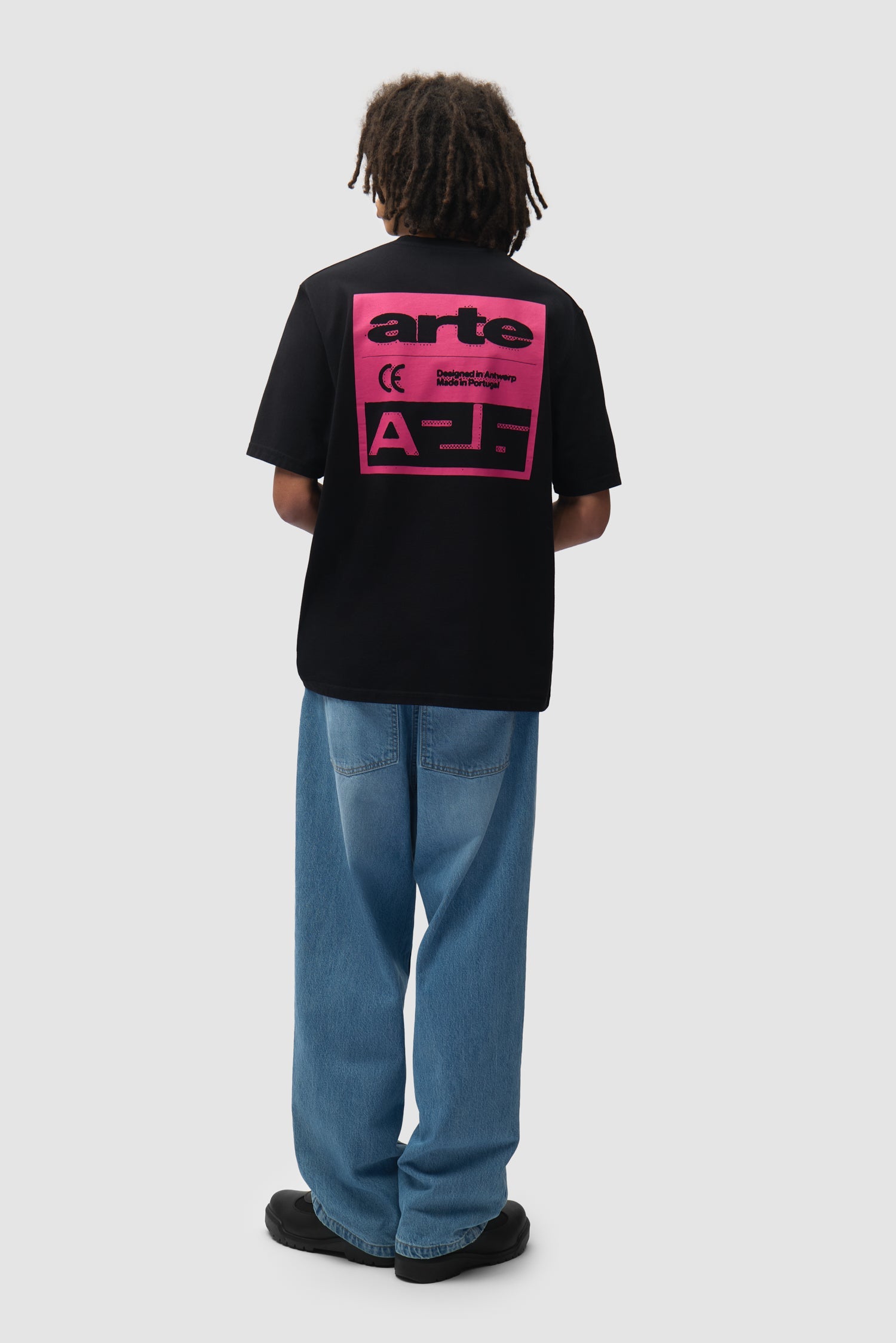 Arte Antwerp Pink Serial T-shirt noir — lookbook profil