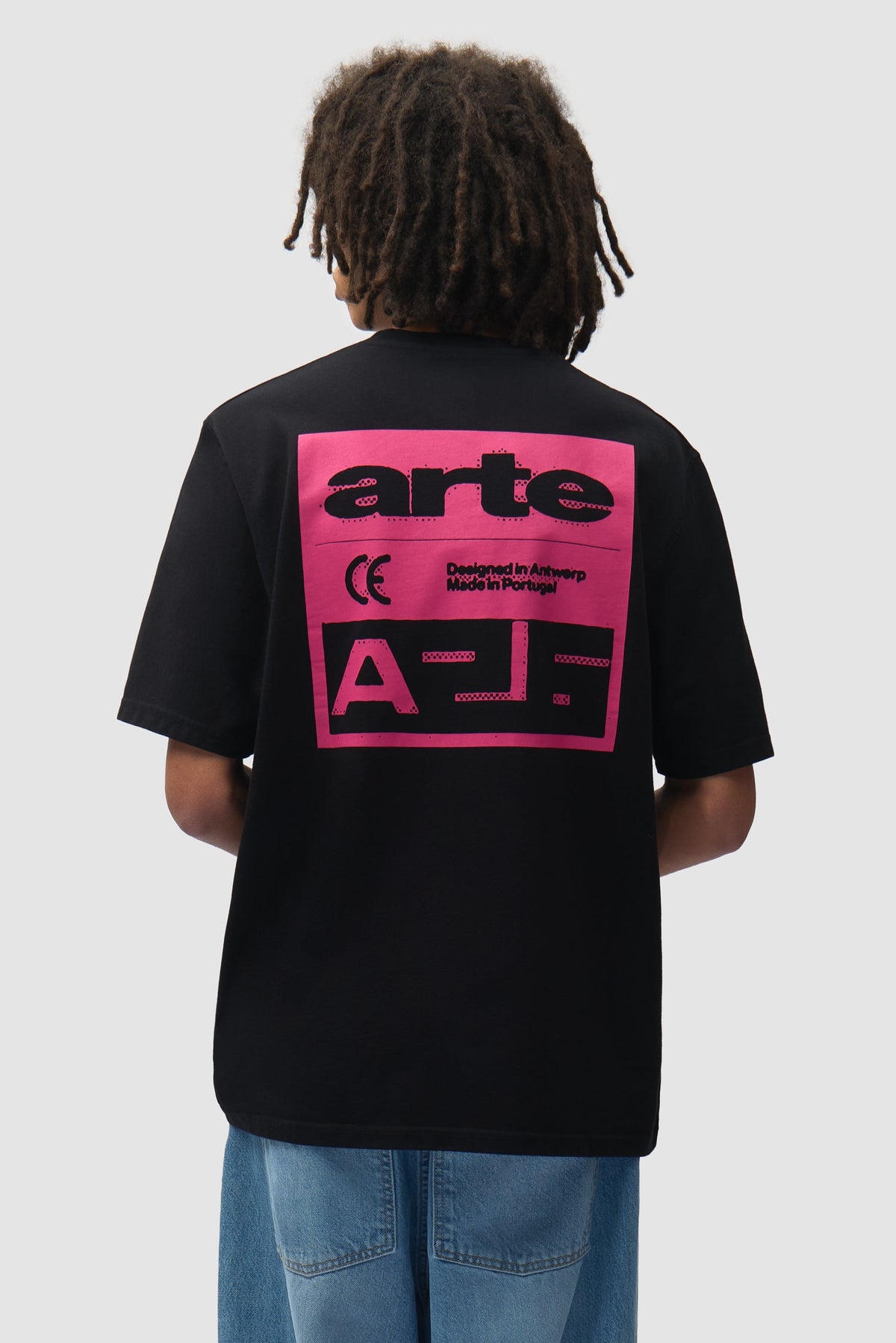 Arte Antwerp Pink Serial T-shirt noir — lookbook dos