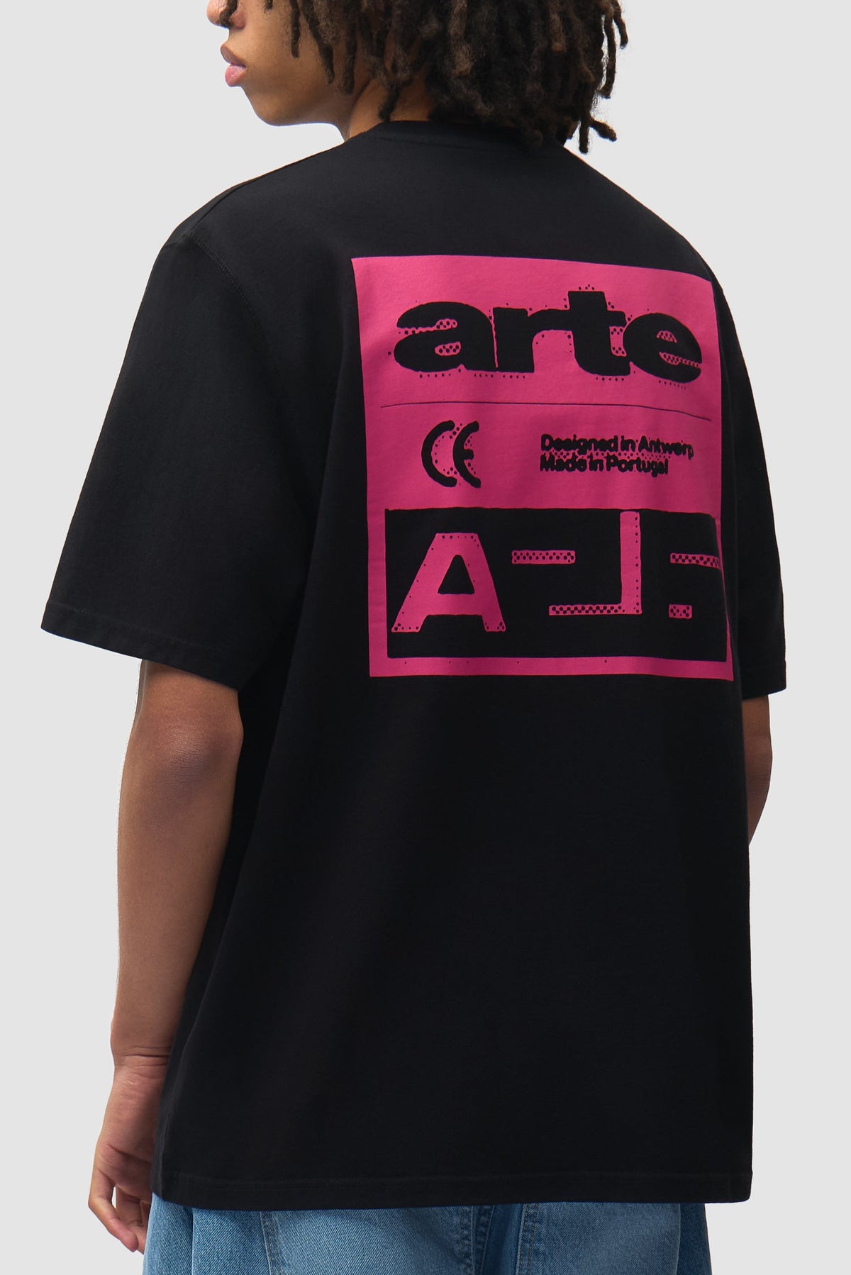 Arte Antwerp Pink Serial T-shirt noir — détail graphisme Pink Serial
