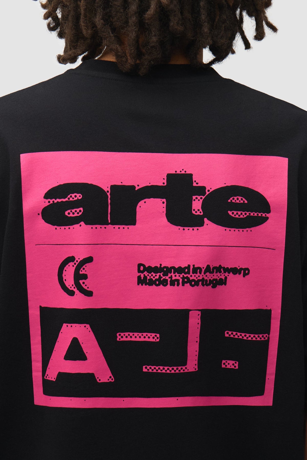 Arte Antwerp Pink Serial T-shirt noir — détail dos