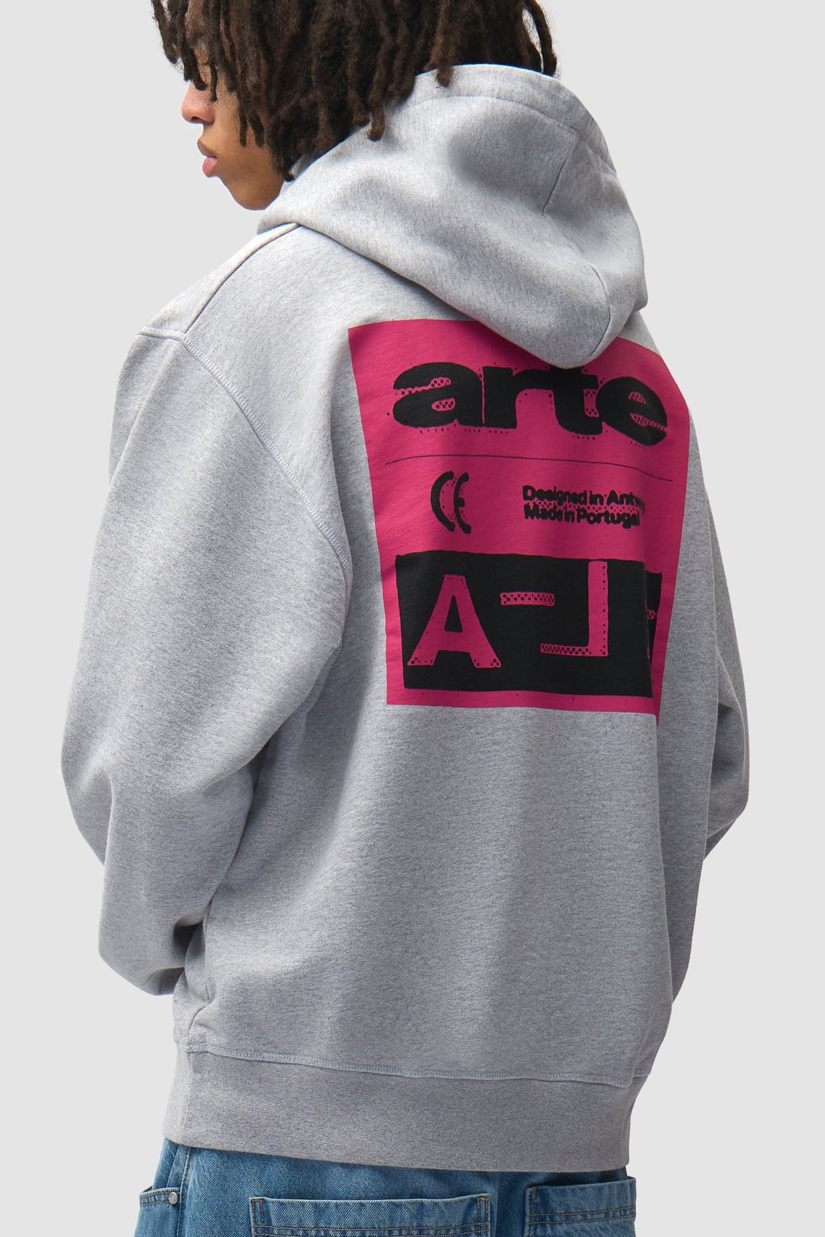 Arte Antwerp Pink Serial Hoodie gris — lookbook profil