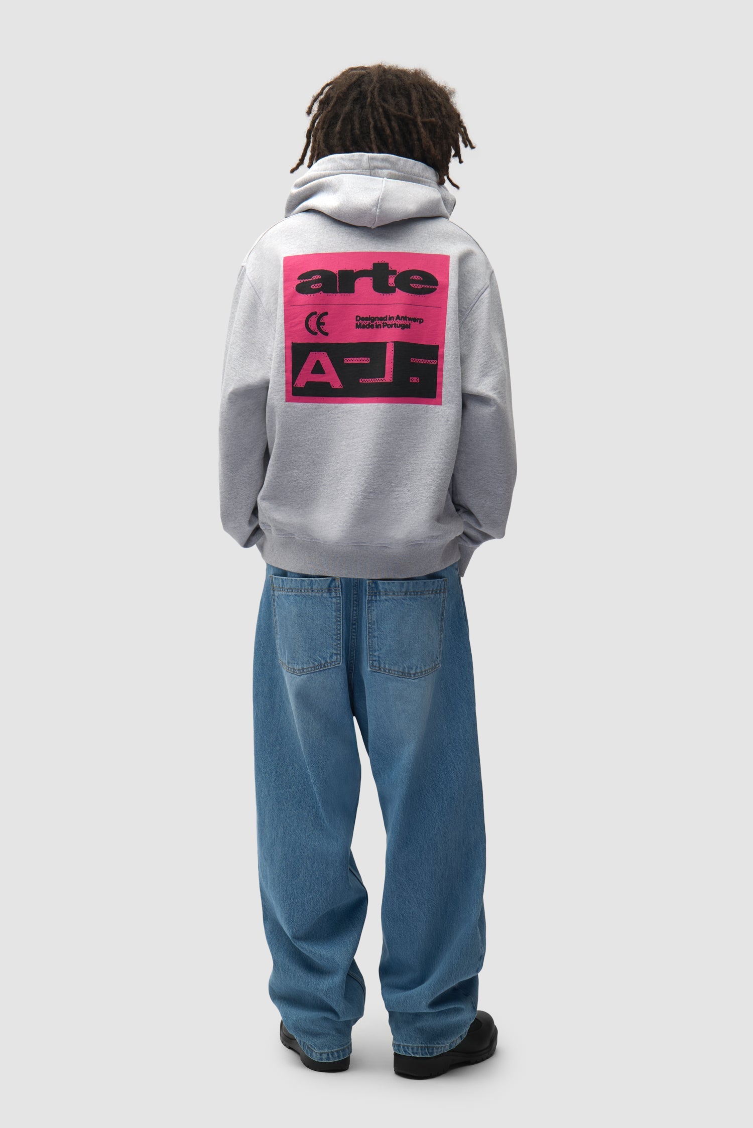 Arte Antwerp Pink Serial Hoodie gris — lookbook dos entier