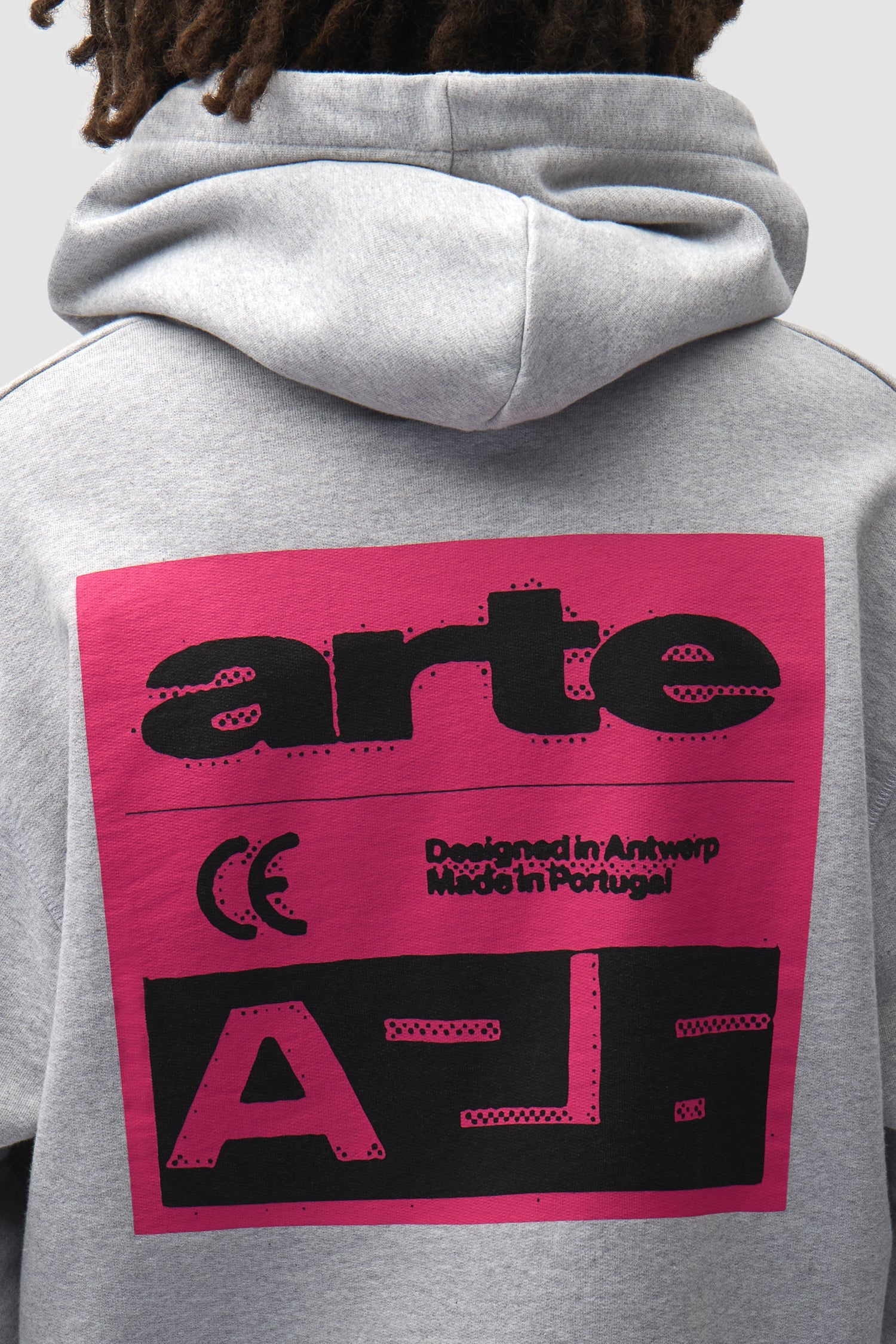 Arte Antwerp Pink Serial Hoodie gris — détail graphisme Pink Serial