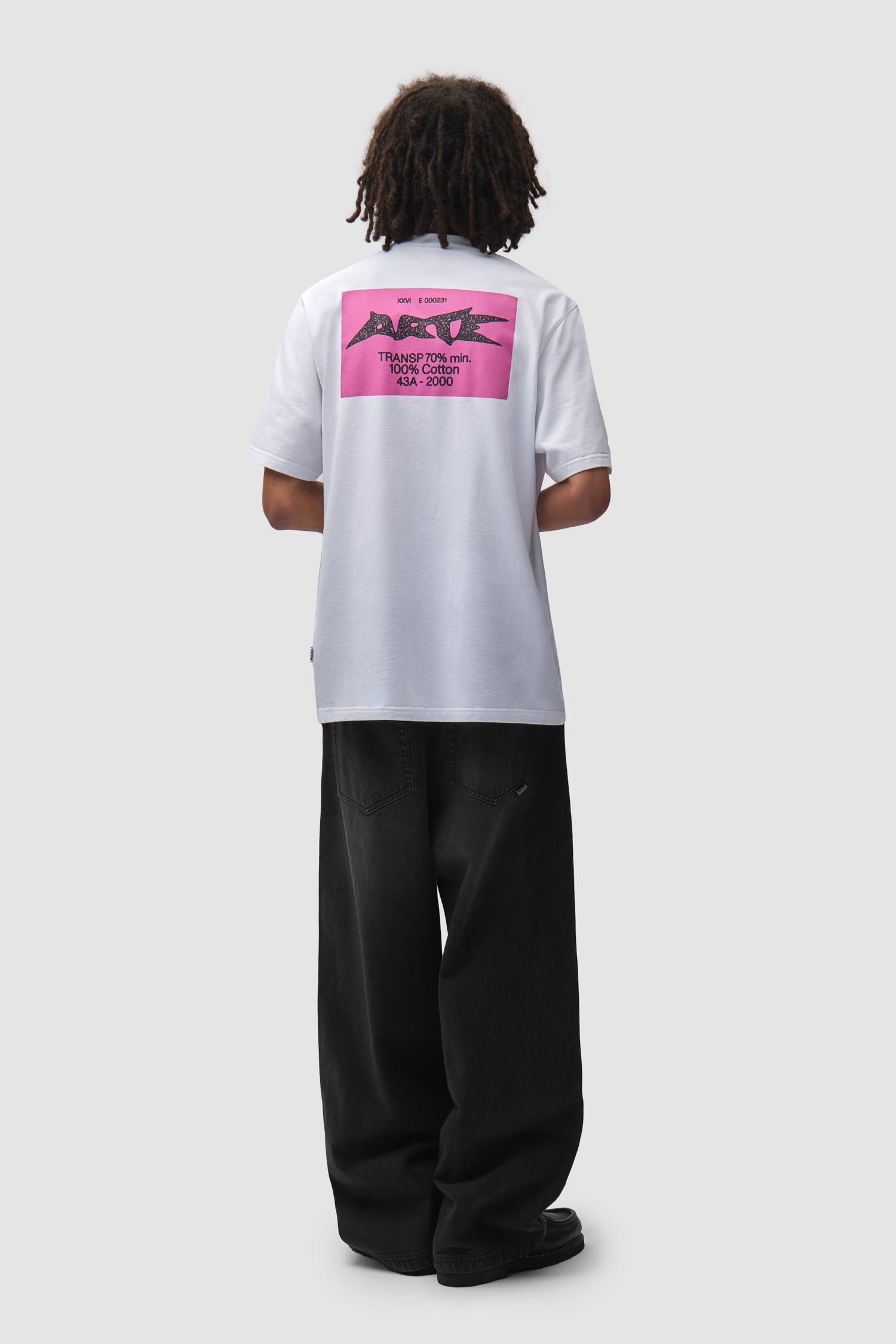 Arte Antwerp Composition T-shirt blanc — lookbook dos entier