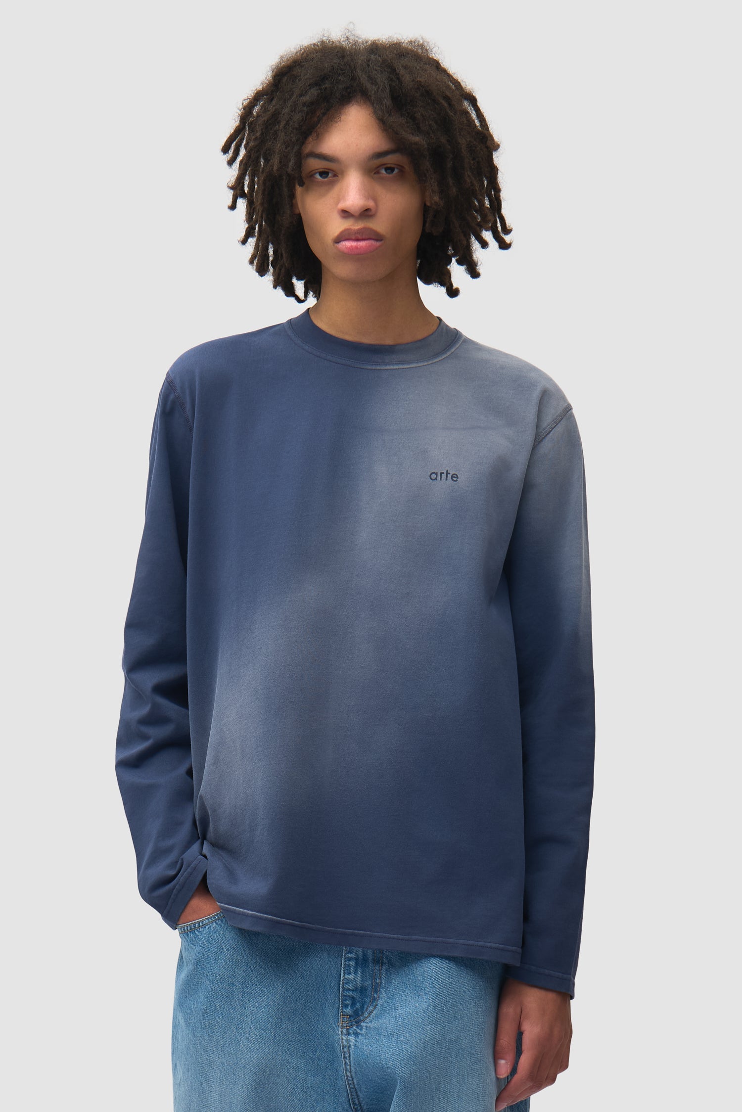 Arte Antwerp Stencil Sunfade Longsleeve bleu marine — lookbook face