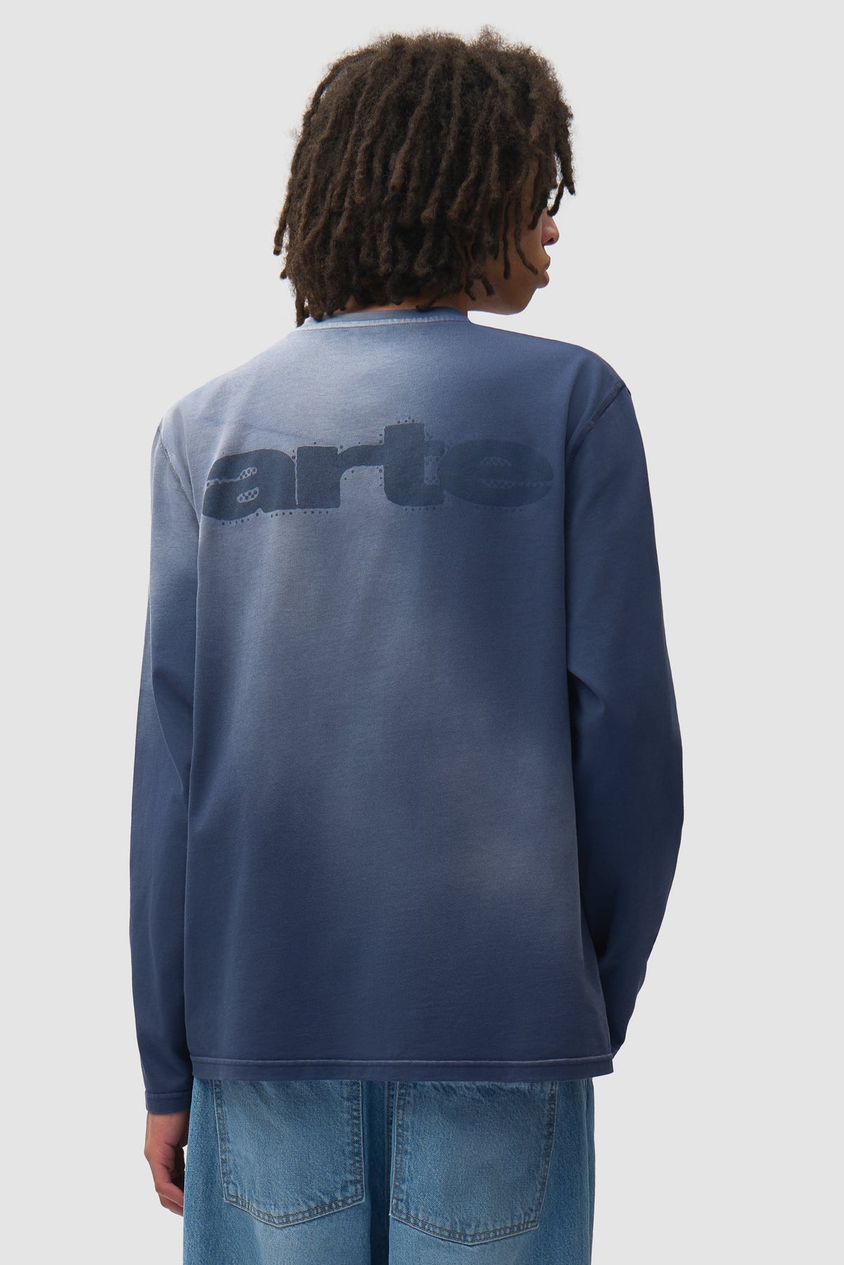Arte Antwerp Stencil Sunfade Longsleeve bleu marine — lookbook dos