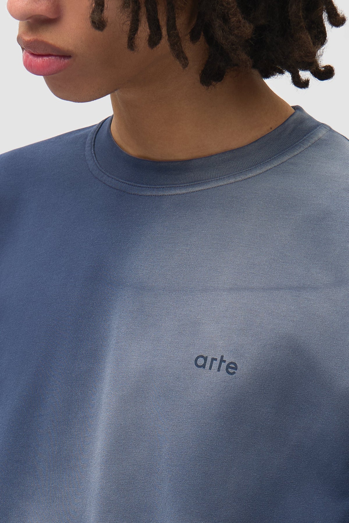 Arte Antwerp Stencil Sunfade Longsleeve bleu marine — détail graphisme dos