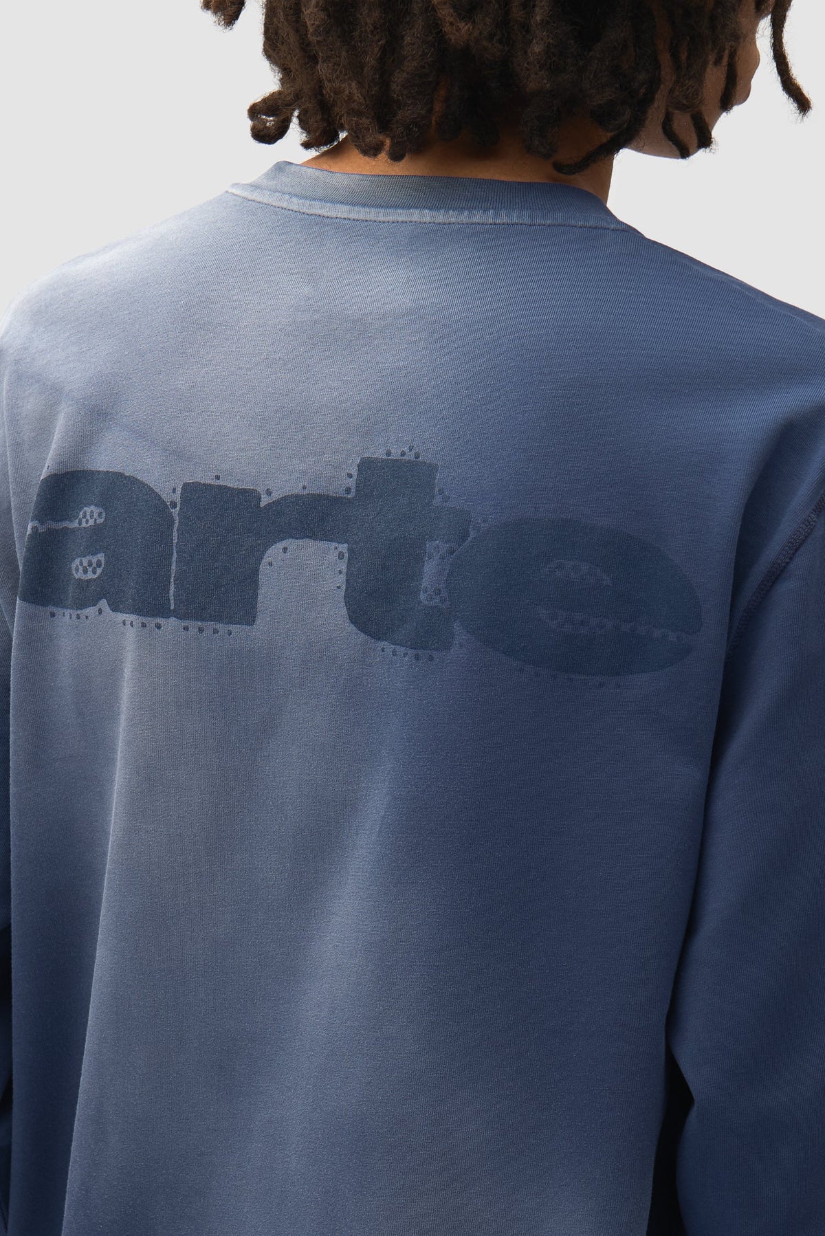 Arte Antwerp Stencil Sunfade Longsleeve bleu marine — détail logo poitrine