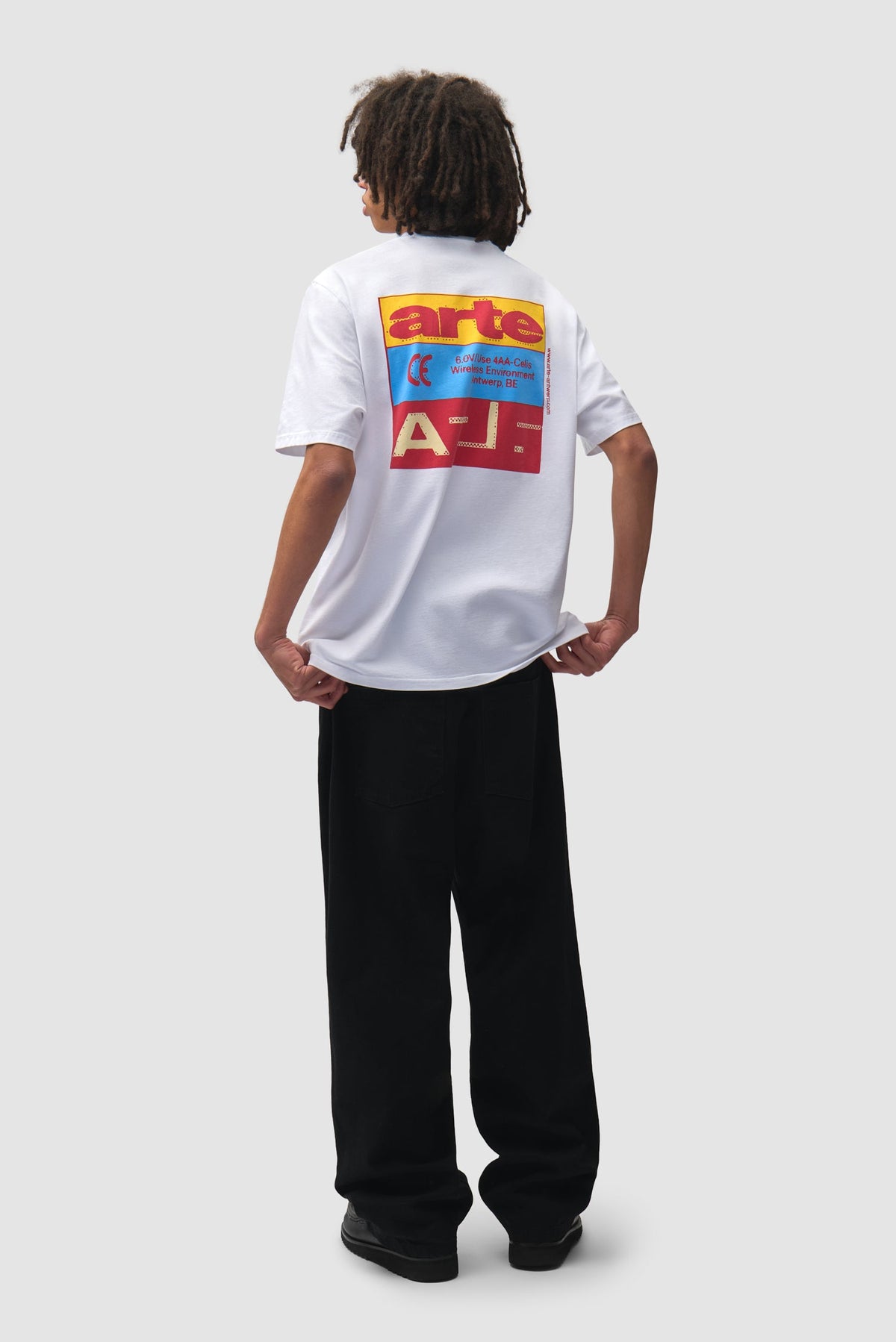 Arte Antwerp Tricolor Serial T-shirt blanc — lookbook dos entier