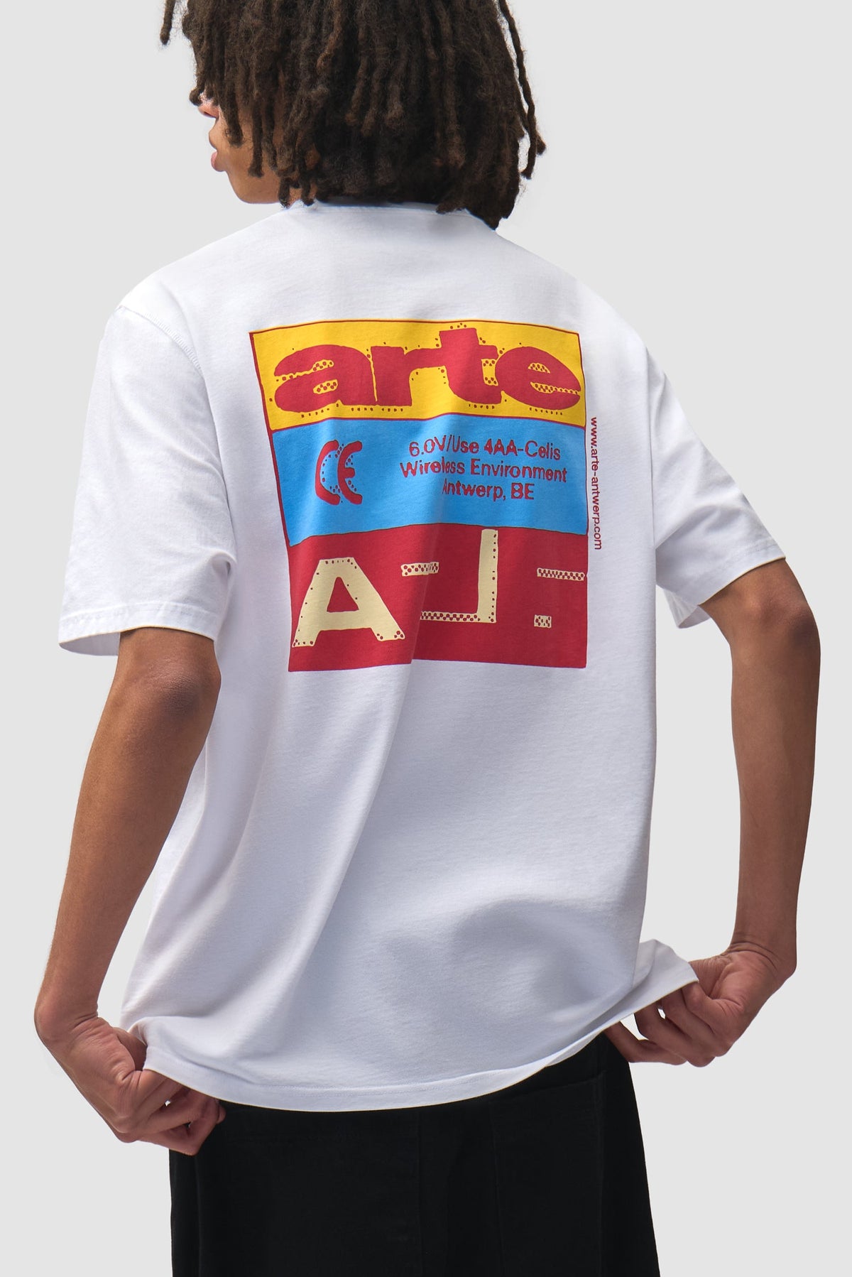 Arte Antwerp Tricolor Serial T-shirt blanc — lookbook profil