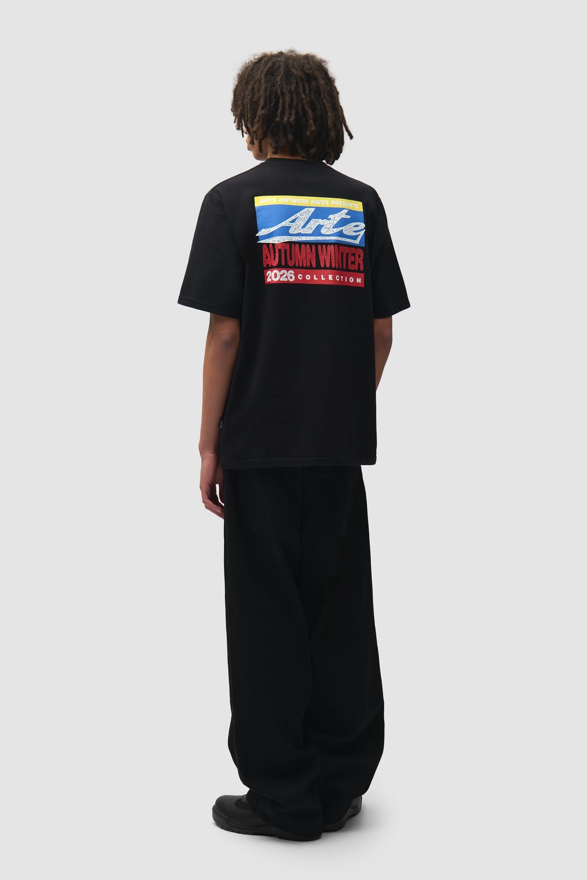 Arte Antwerp Mural T-shirt noir — lookbook dos entier