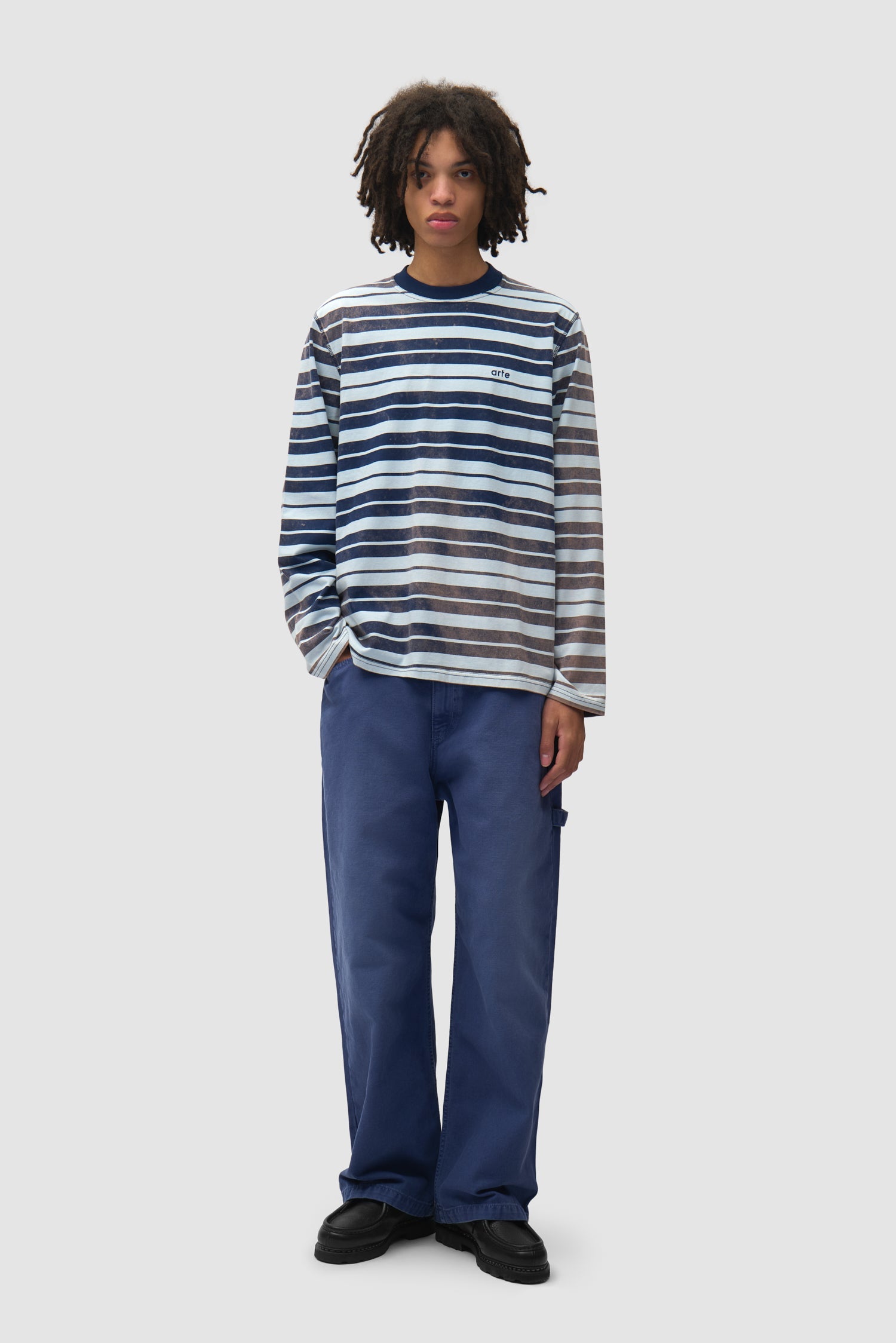 Arte Antwerp Sunfade Striped Longsleeve navy/bleu clair — lookbook face entier