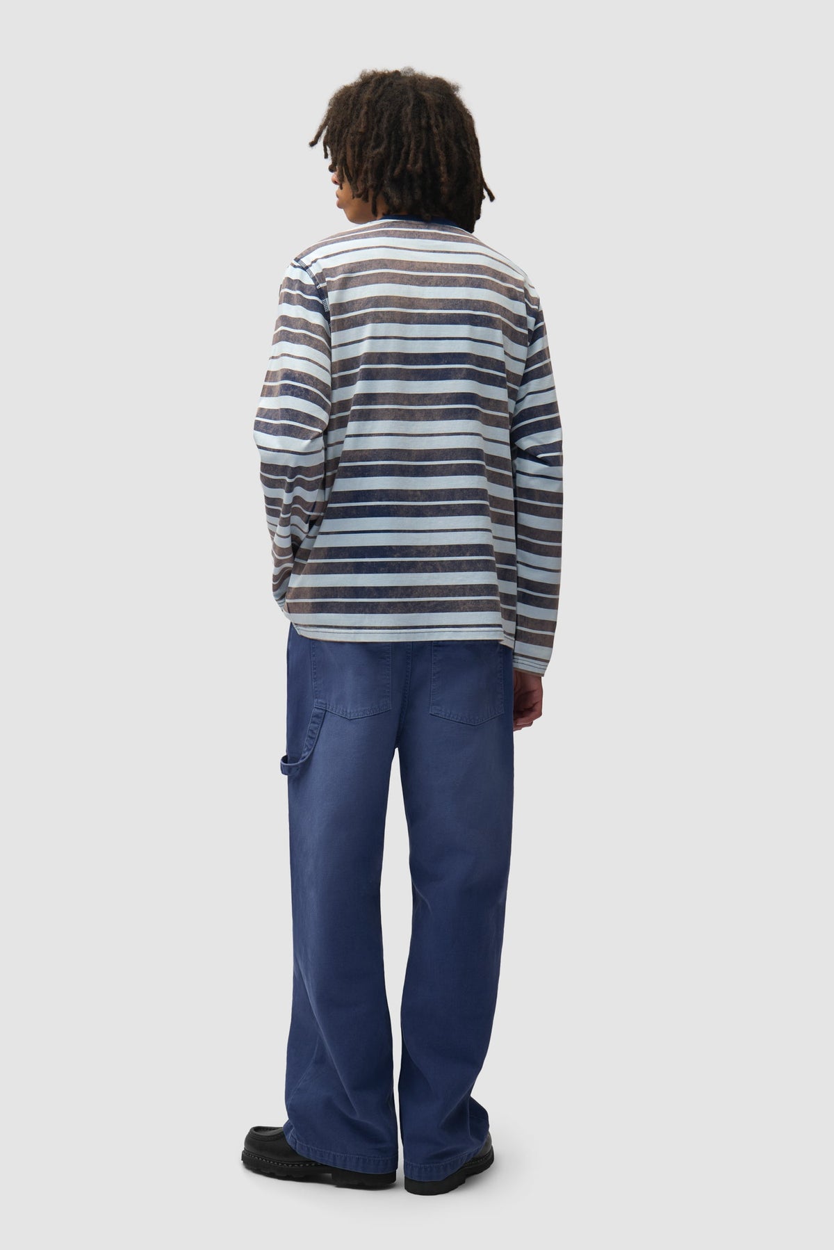 Arte Antwerp Sunfade Striped Longsleeve navy/bleu clair — lookbook dos entier