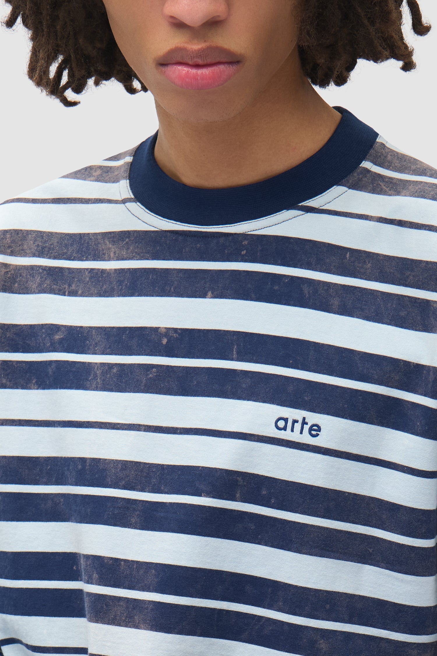 Arte Antwerp Sunfade Striped Longsleeve navy/bleu clair — détail rayures et logo