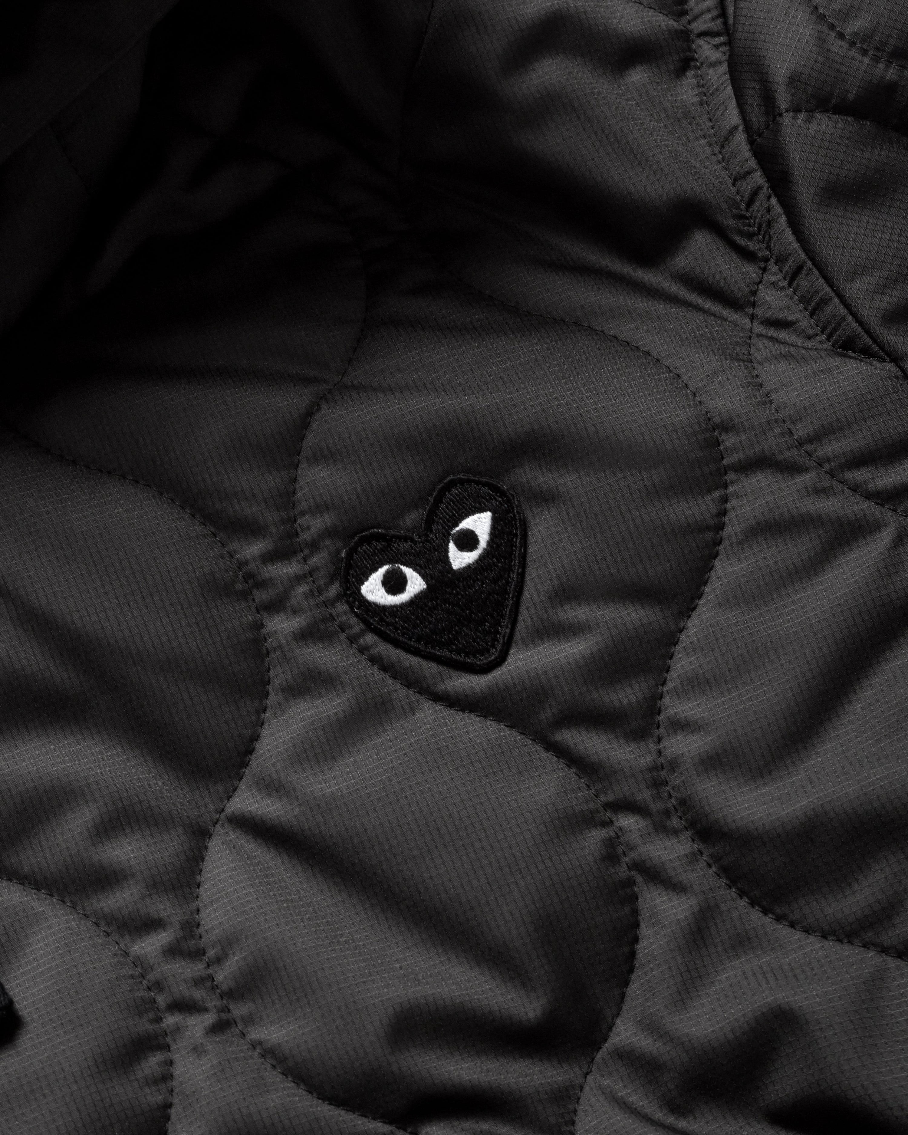 Comme Des Garçons Play hoodie matelassé noir — détail cœur Play noir