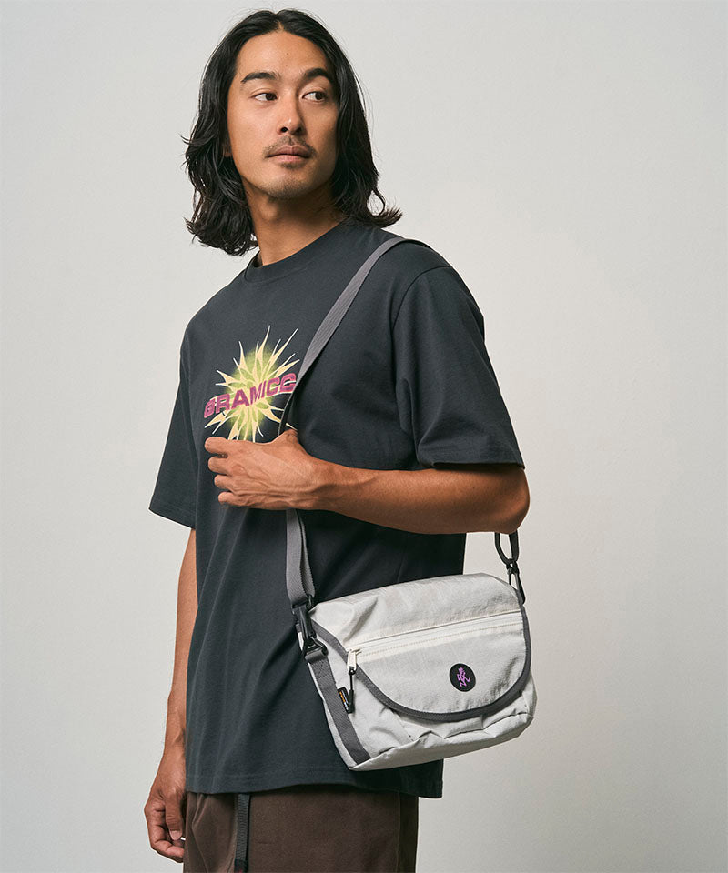 Gramicci Multi Side Bag Gris clair — porté