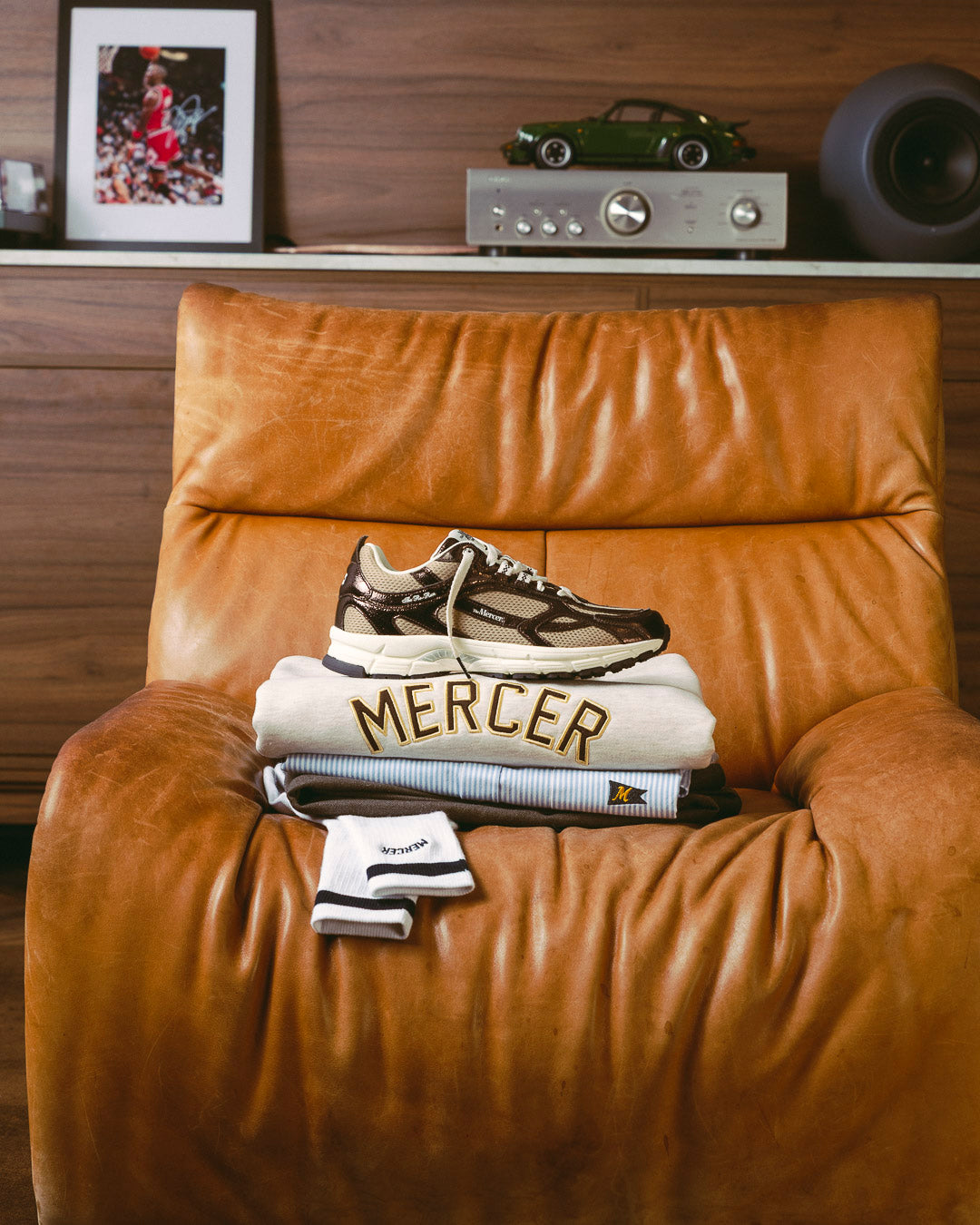 Mercer The Re-Run Cracked marron — lookbook nature morte