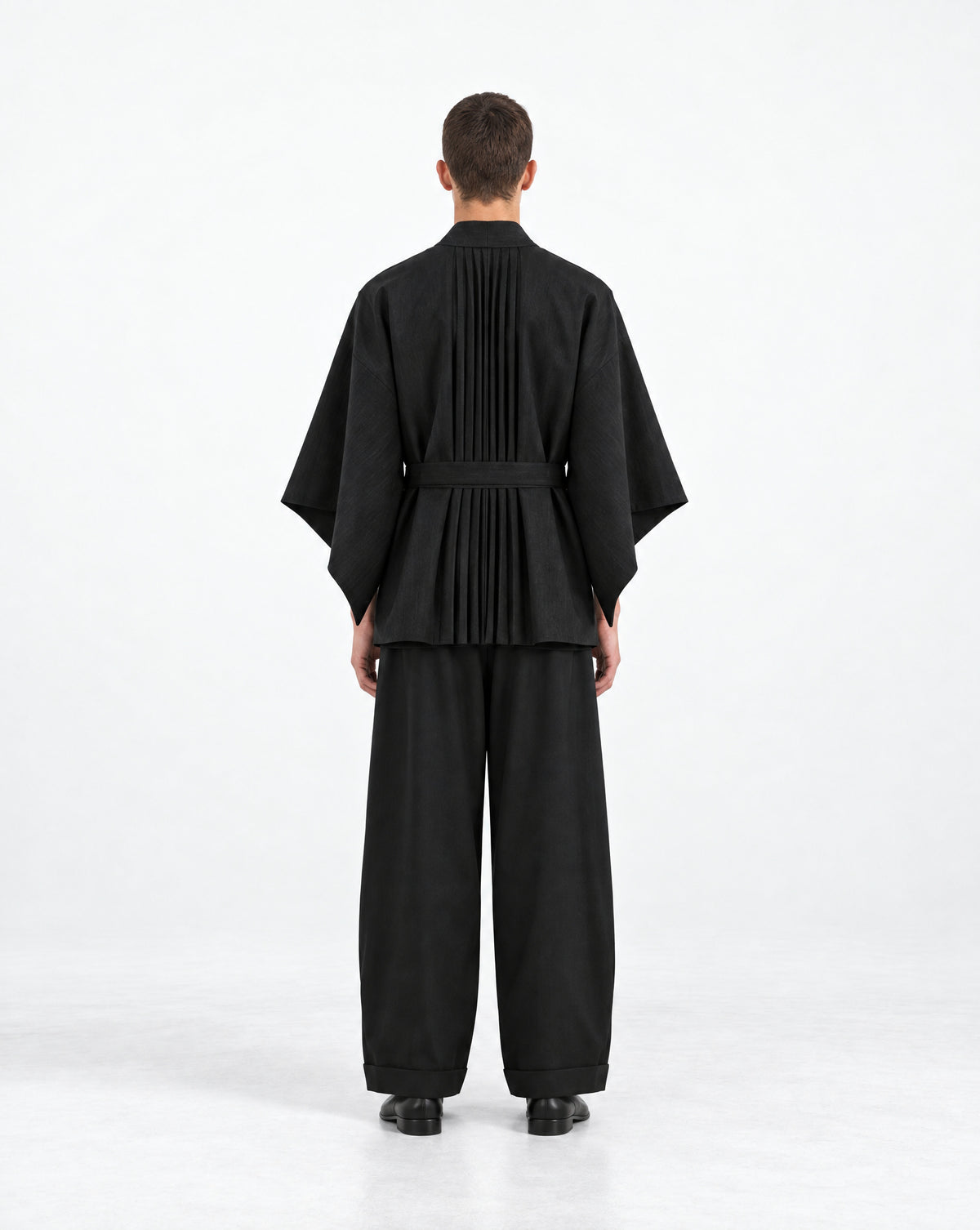 Maatroom Kimono Kim noir – portée, vue de dos à plis, avec pantalon noir
