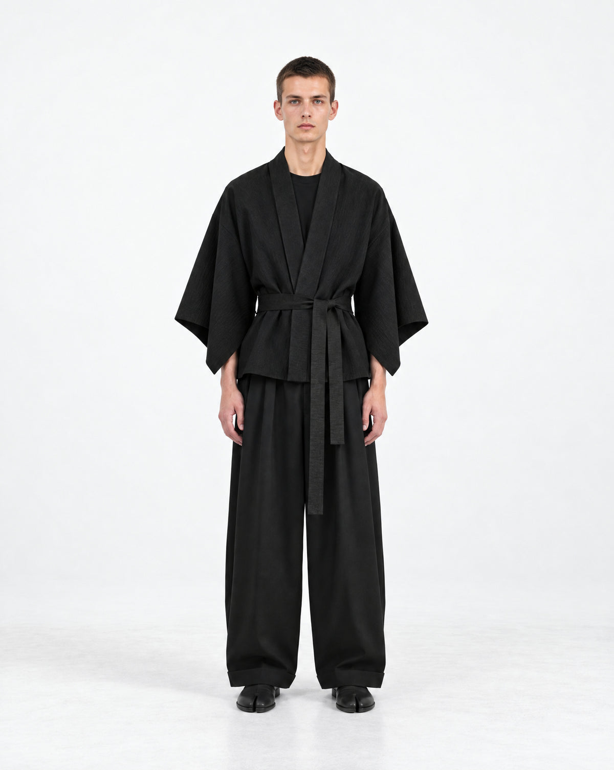 Maatroom Kim Kimono noir – portée, vue de face, ceinturée, avec pantalon noir