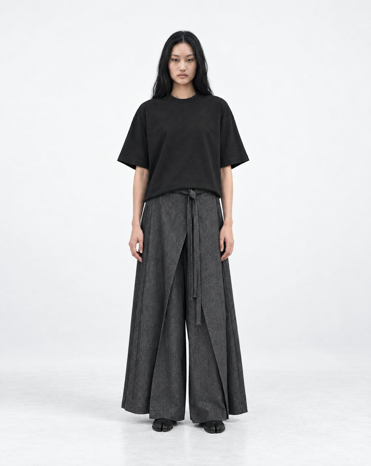 Maatroom Pantalon Tomoe gris anthracite – portée, vue de face, avec t-shirt noir