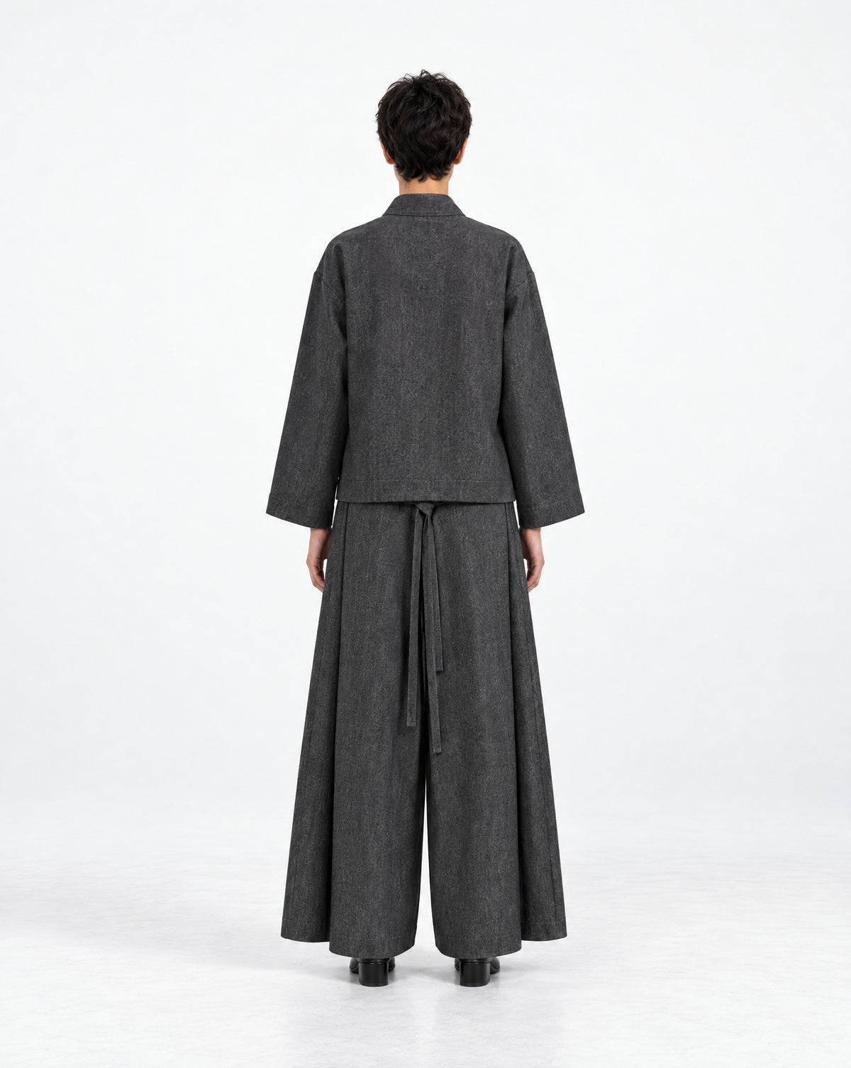 Maatroom Veste Kizuna gris anthracite – portée, vue de dos, avec pantalon large gris anthracite