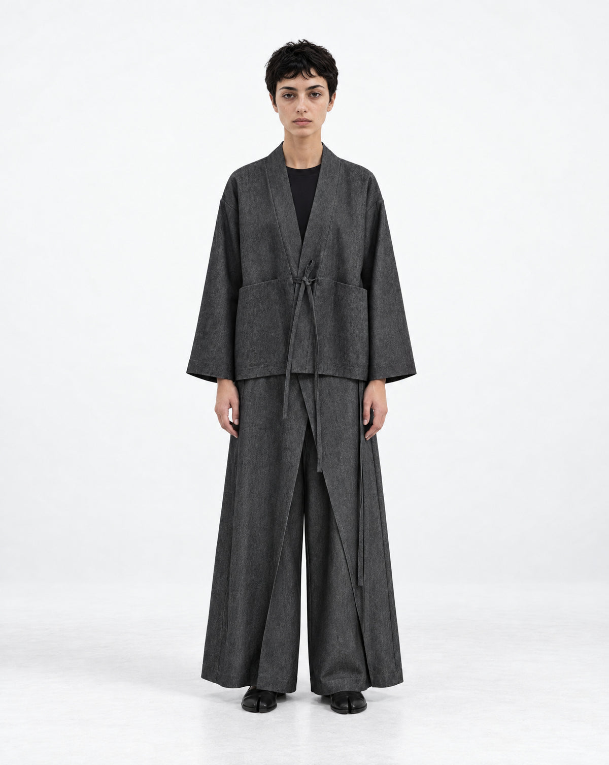 Maatroom Veste Kizuna gris anthracite – portée, vue de face, avec pantalon large gris anthracite