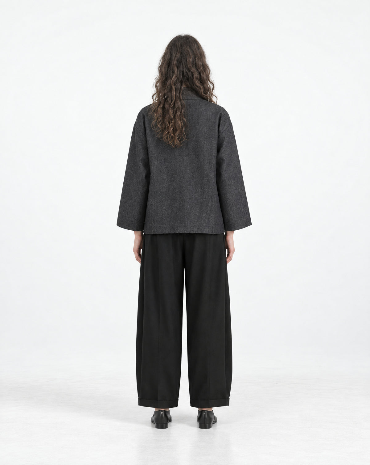 Maatroom Veste Kizuna gris anthracite – portée, vue de dos, avec pantalon noir