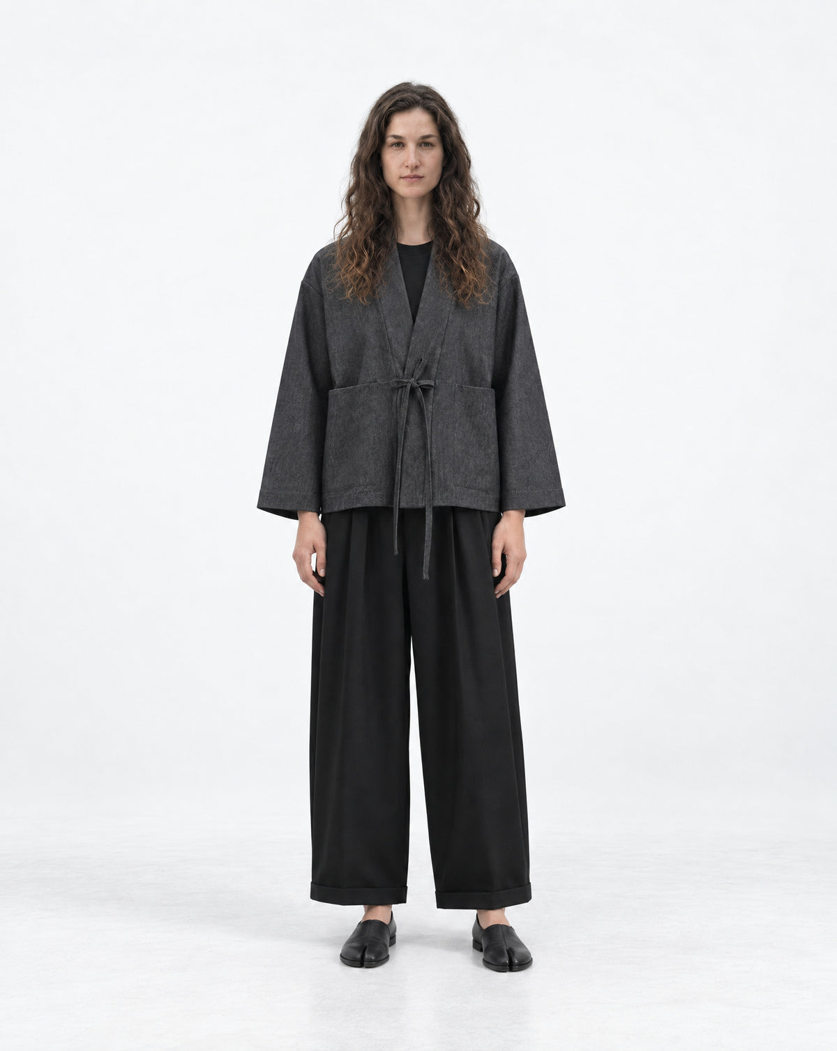 Maatroom Veste Kizuna gris anthracite – portée, vue de face, avec pantalon noir