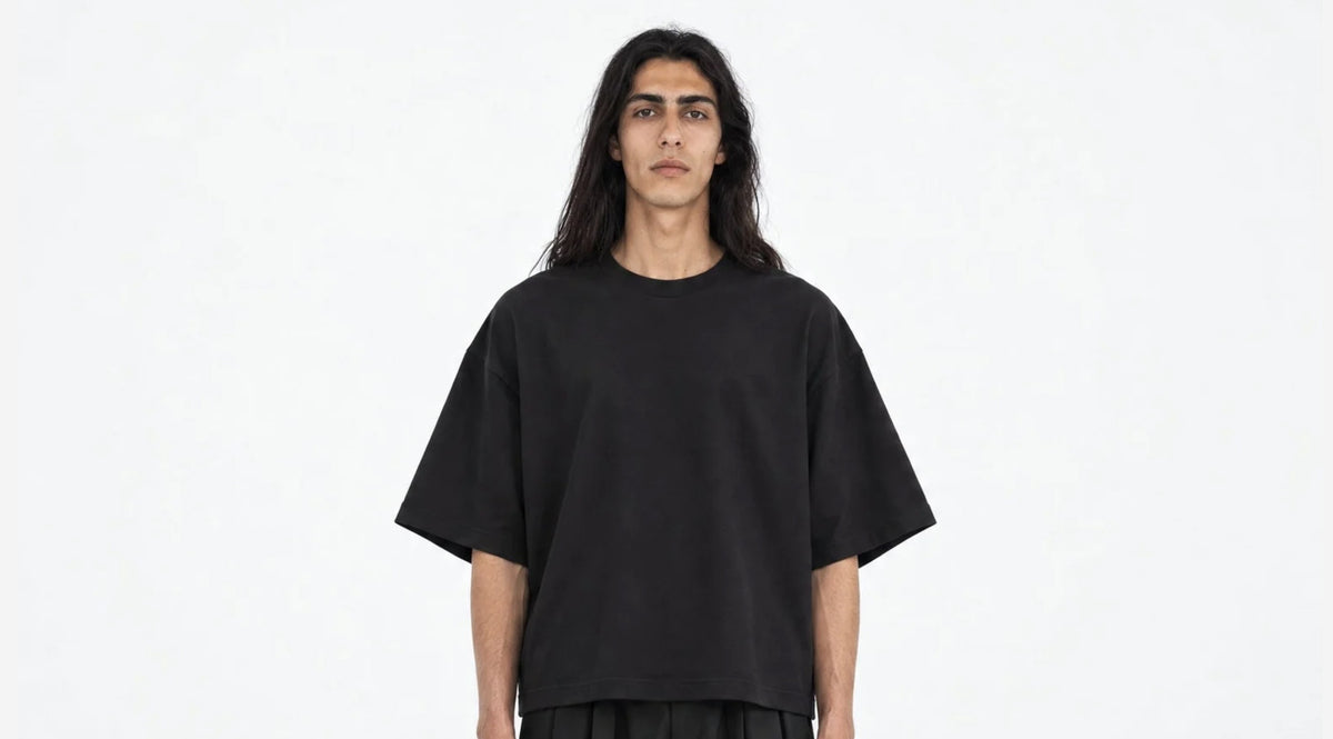 Maatroom : t-shirt oversize noir porté, fond blanc