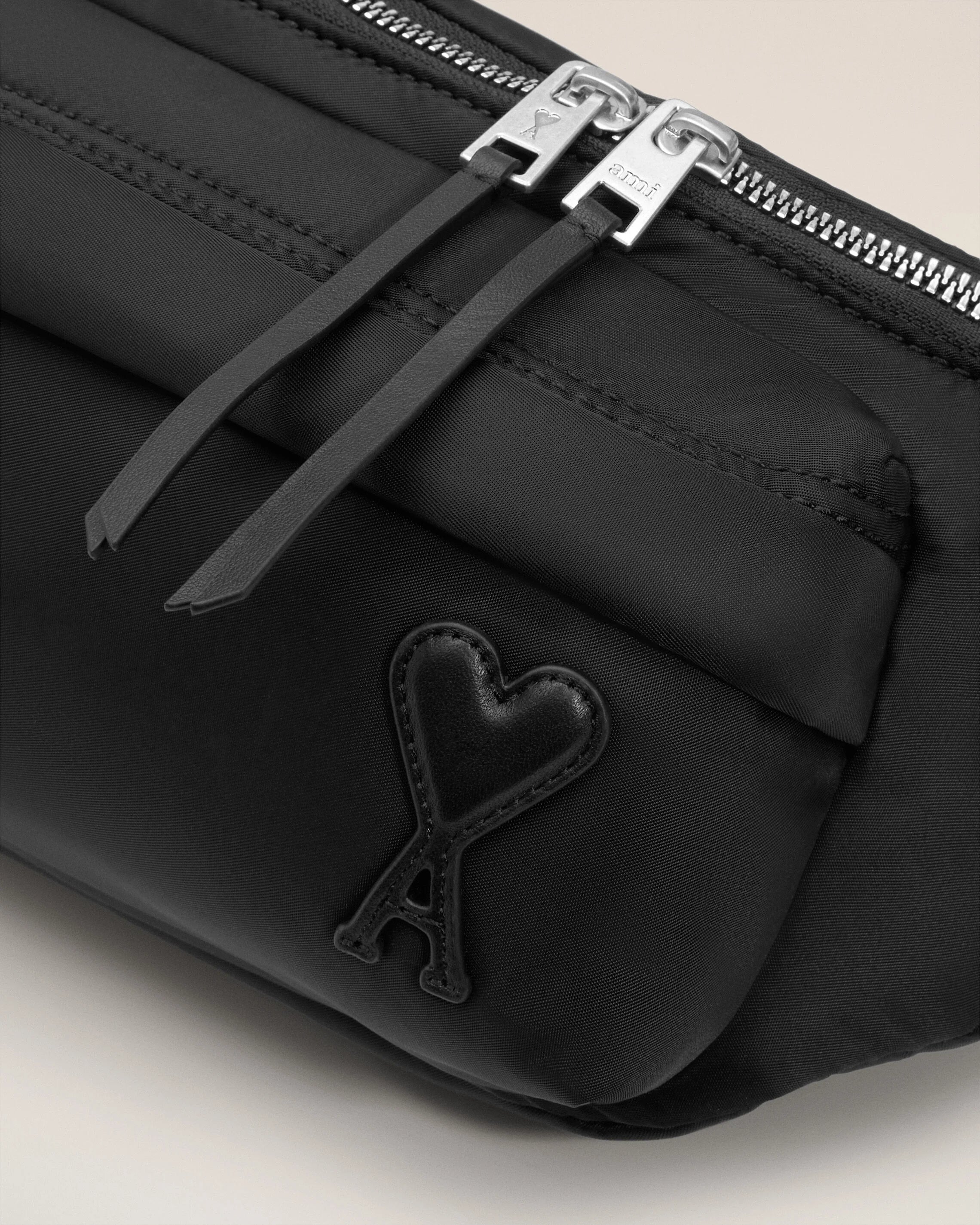 Ami Paris - Banane Marcel en nylon ouatiné - Noir - Accessoires - ULL708