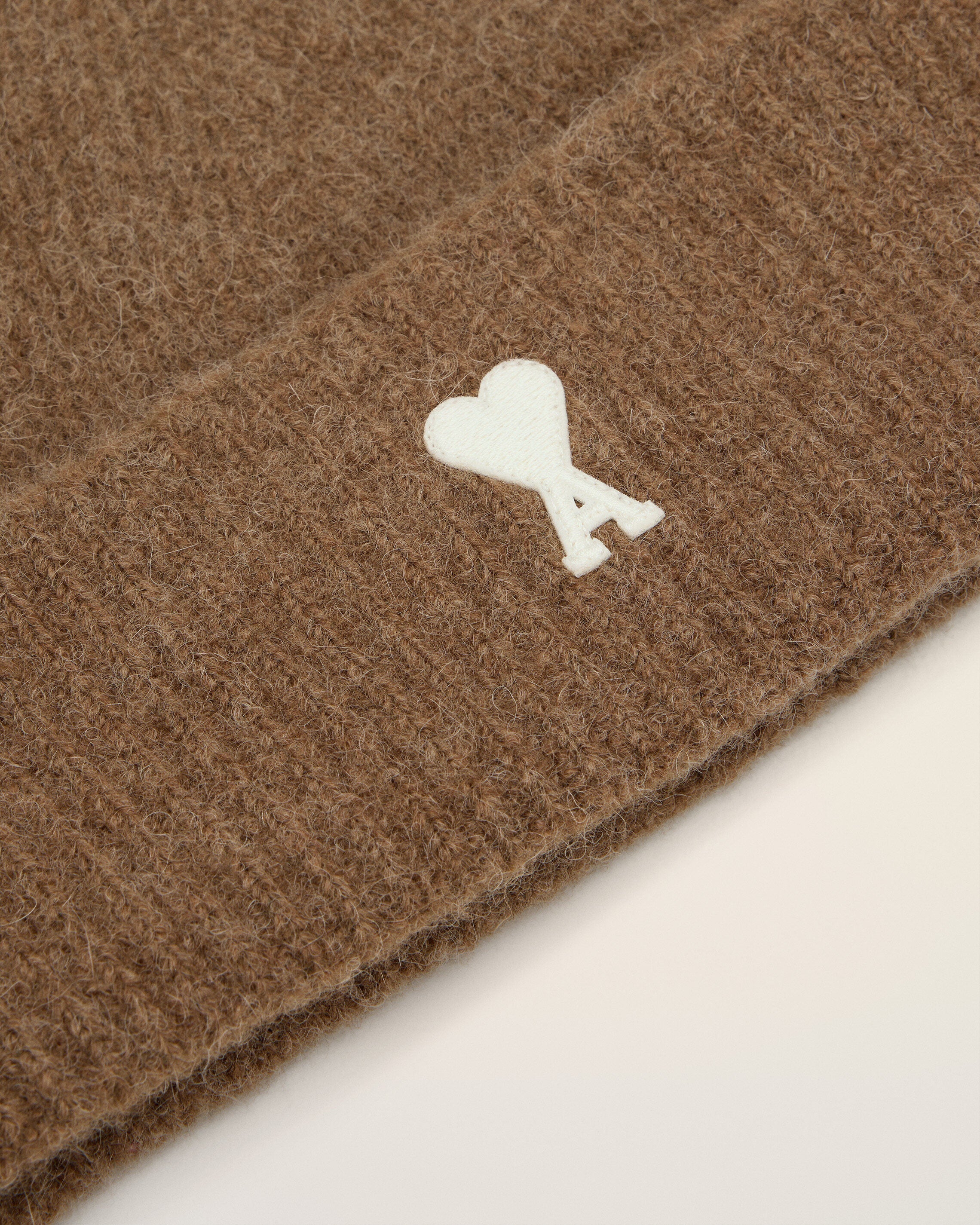 Ami Paris - Bonnet Ami de Coeur en Alpaga - Noisette/ écru - Accessoires - UBO005.KN0135