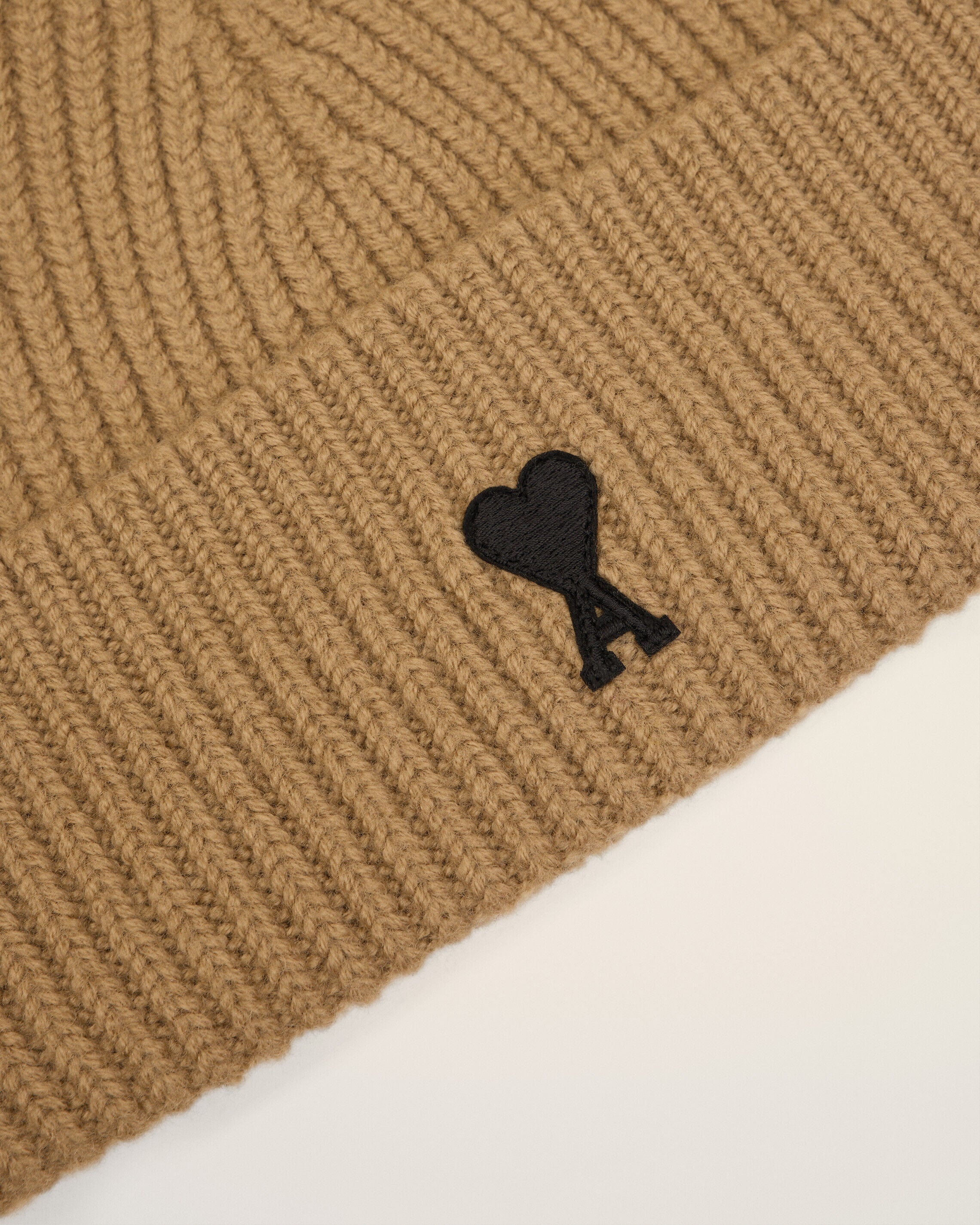Ami Paris - Bonnet Ami de Coeur en laine - Camel - Accessoires - ubo006