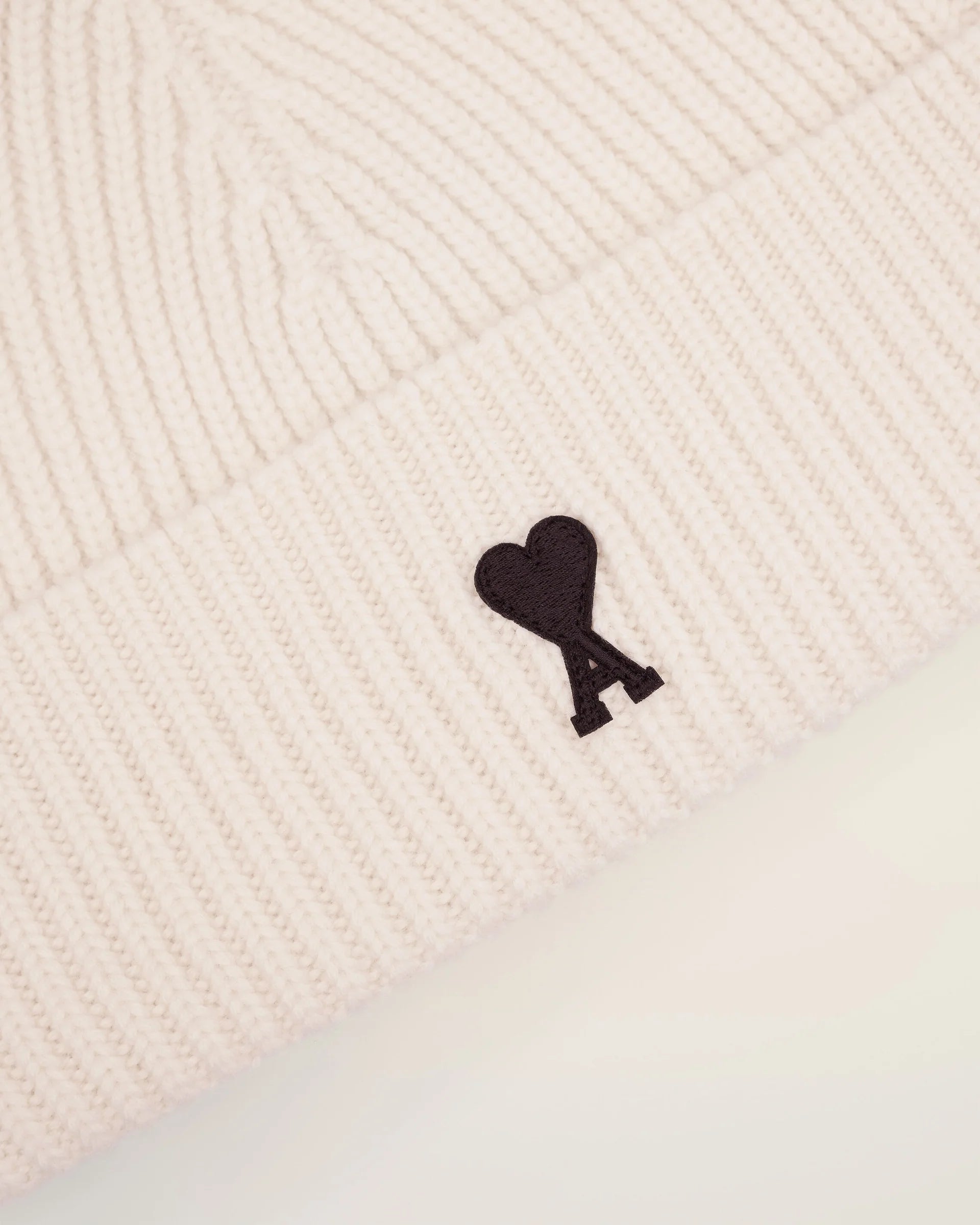 Ami Paris - Bonnet blanc en Laine Ami de Coeur Noir - Accessoires - UBO006.018