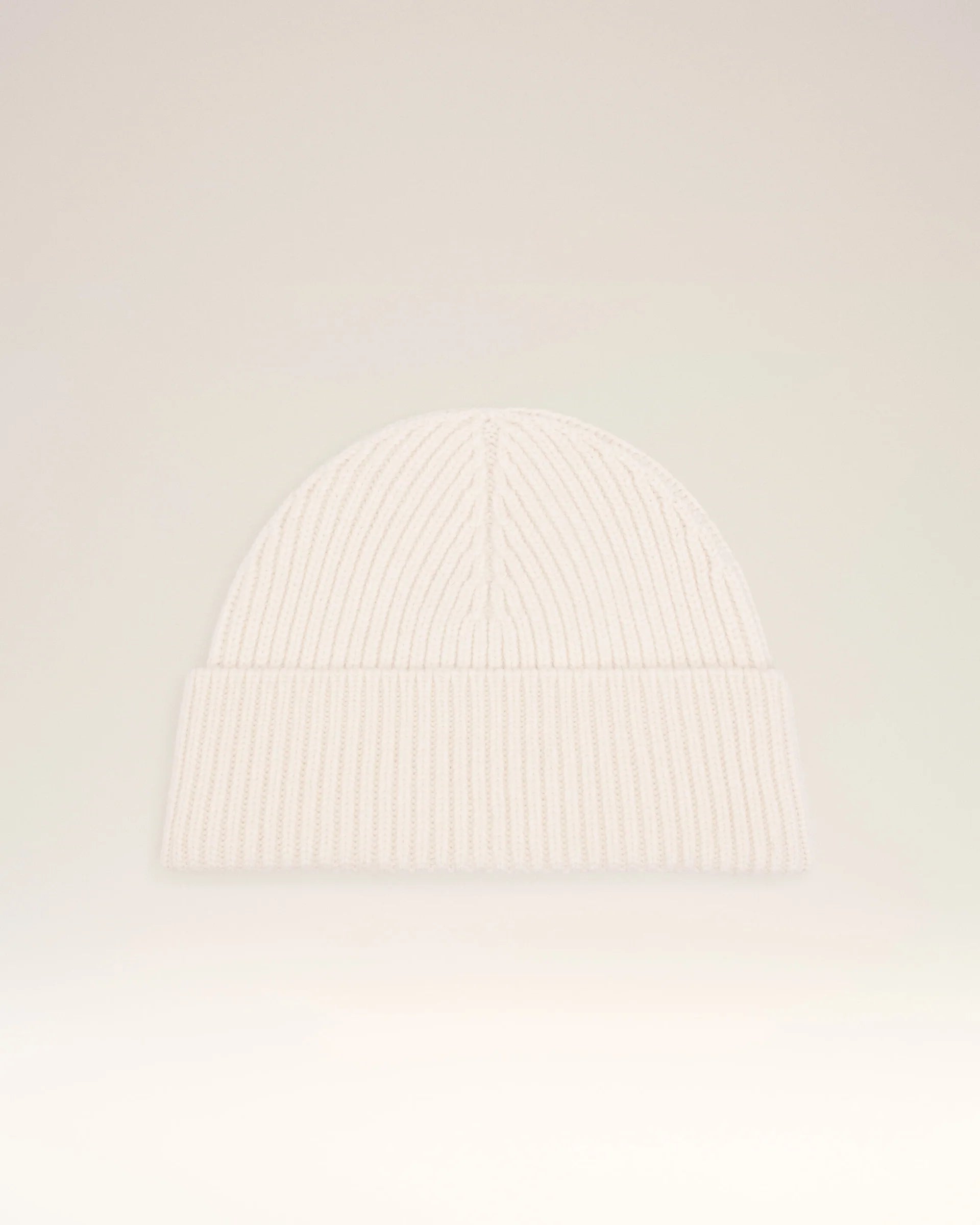 Ami Paris - Bonnet blanc en Laine Ami de Coeur Noir - Accessoires - UBO006.018