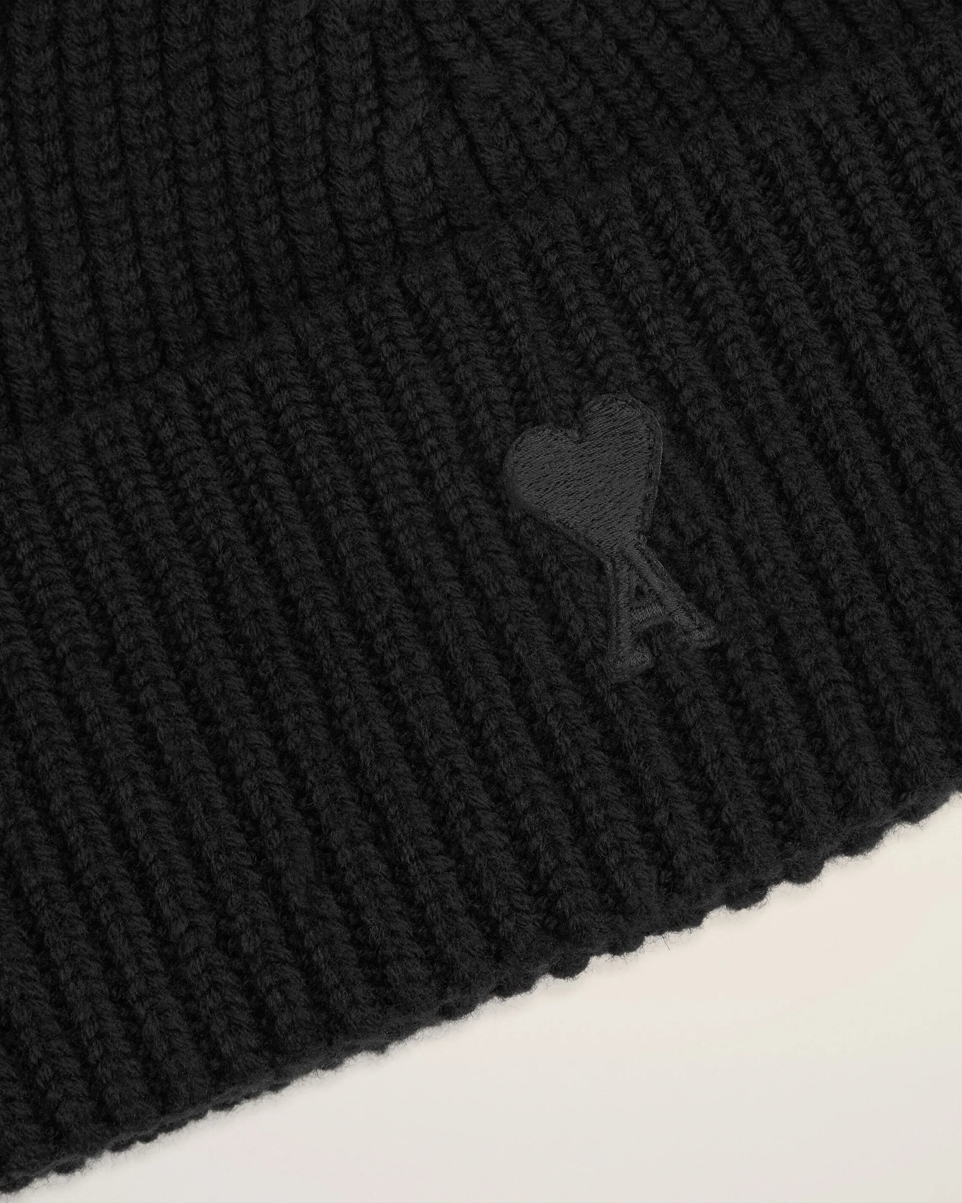Ami Paris - Bonnet noir en laine Ami de Coeur noir - Accessoires - UBO006.018
