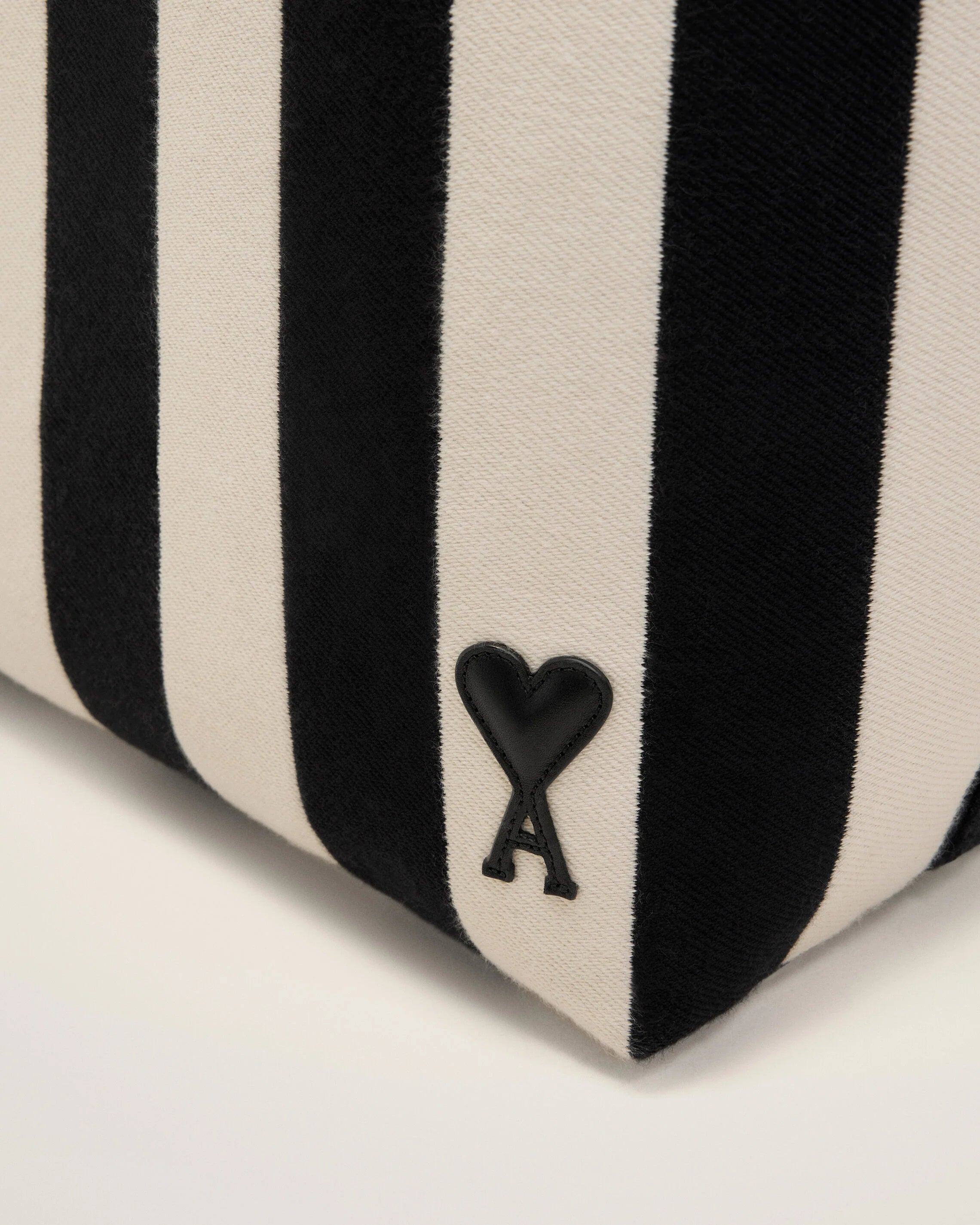 Ami Paris - Cabas Ami de Coeur en toile rayée - Blanc crème/noir-Accessoires-ULL733.AW0026